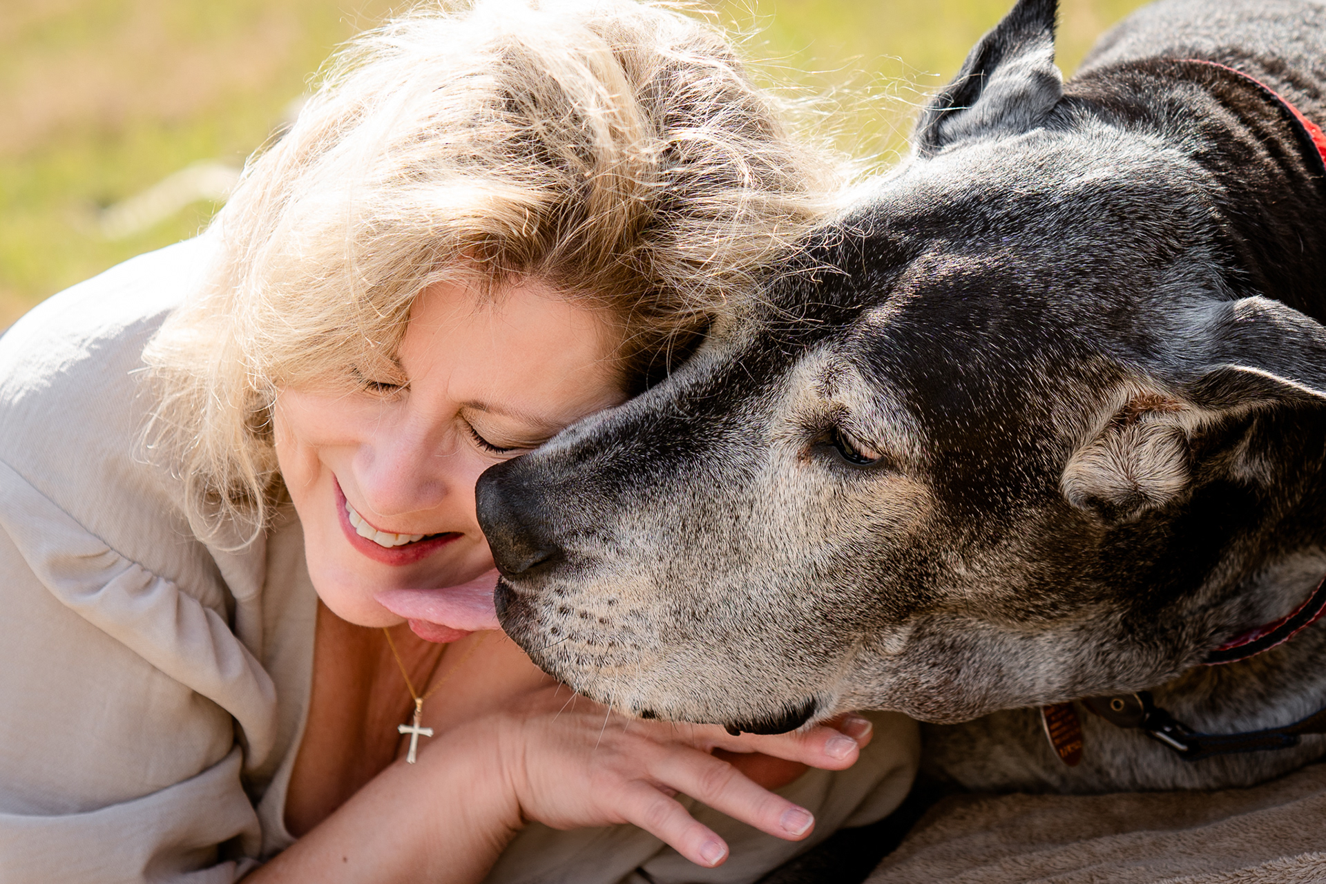 Elderly dog gives owner a kiss