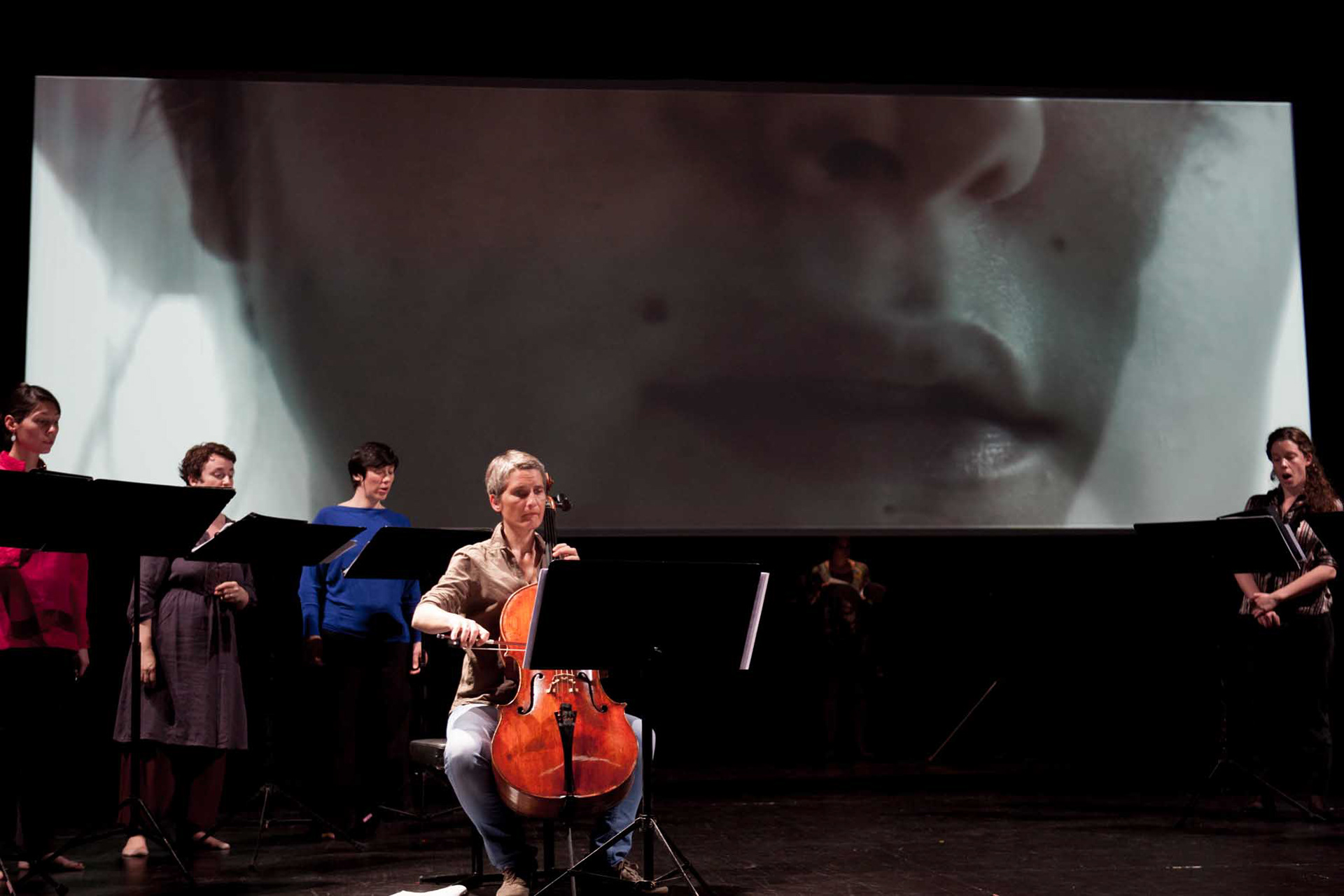 Revenante, pièces pour douze voix solistes, petit choeur et violoncelle