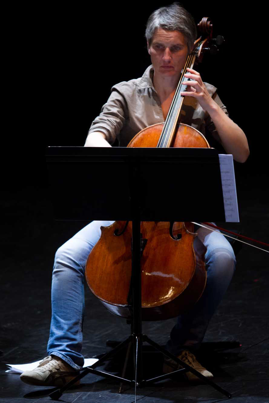 Revenante, pièces pour douze voix solistes, petit choeur et violoncelle