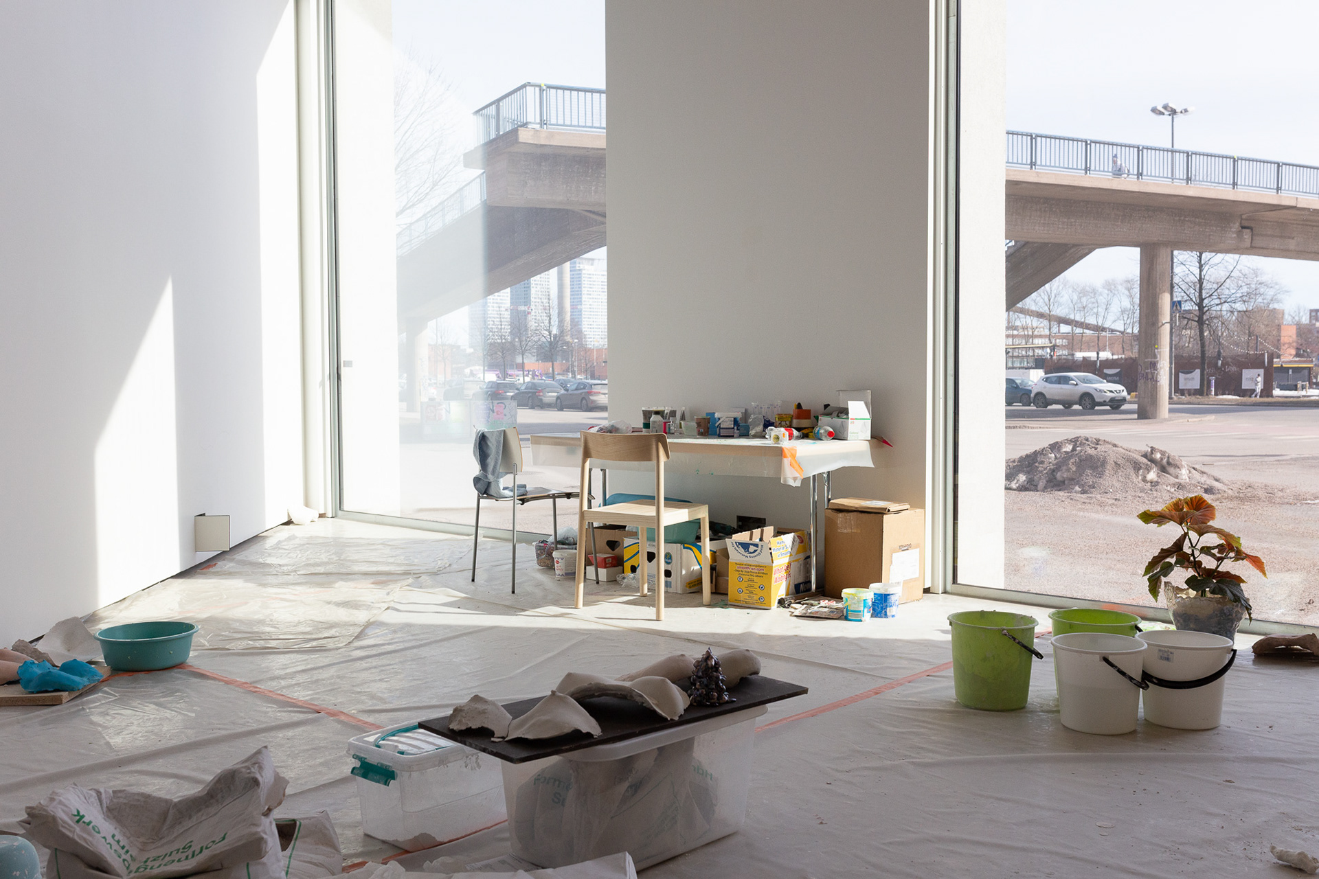 Casting studio in a corner of the gallery. Without the casting sessions visitors could enter the studio and see traces of the casting performance and prosess.