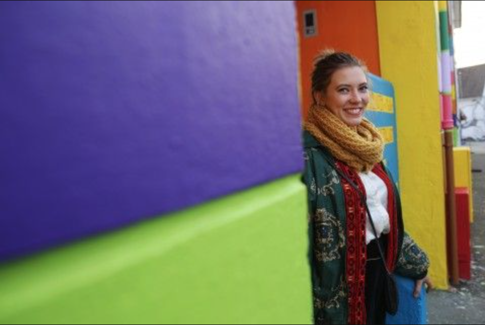 LEGO? Fargene gjør Natalie glad. Noen har sagt at huset nå ser ut som en Lego-kloss. Bare kjekt det. FOTO: Ivar Vasstveit