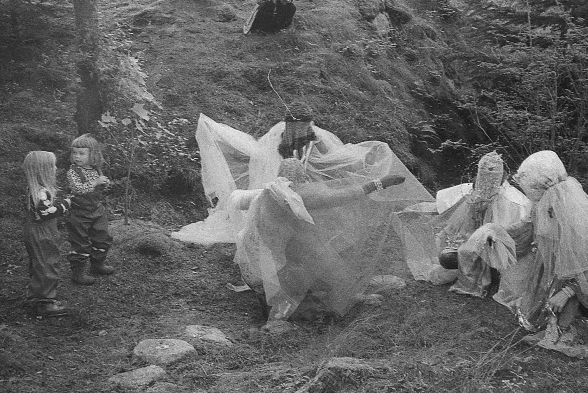 Jellyfishes dance: Victor Olsbø Skinlo, Filip Schultze, Margrethe Kühle and Natalie Eliassen, photo: Amalie Trones