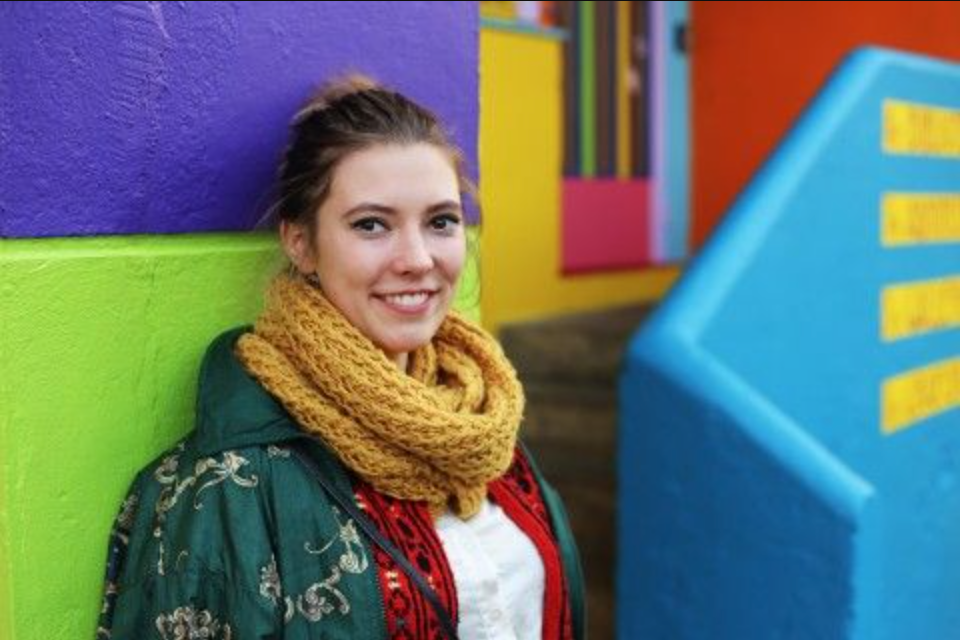 MYE ARBEID: Før Natalie kunne male fasaden måtte hun vaske den. Det tok fire dager! FOTO: Ivar Vasstveit