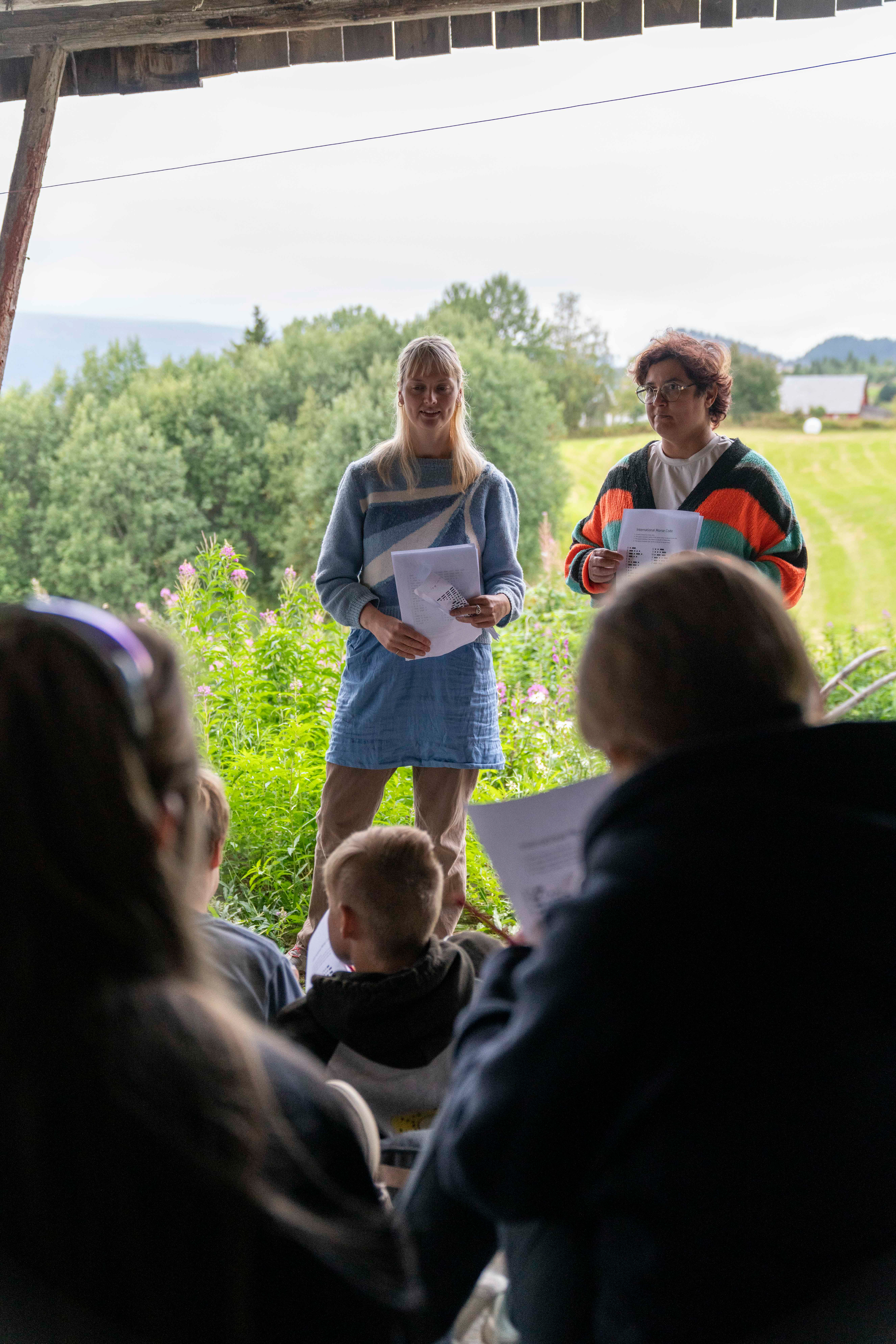 Vilde og Dani hjalp til i Erins Radioworkshop
