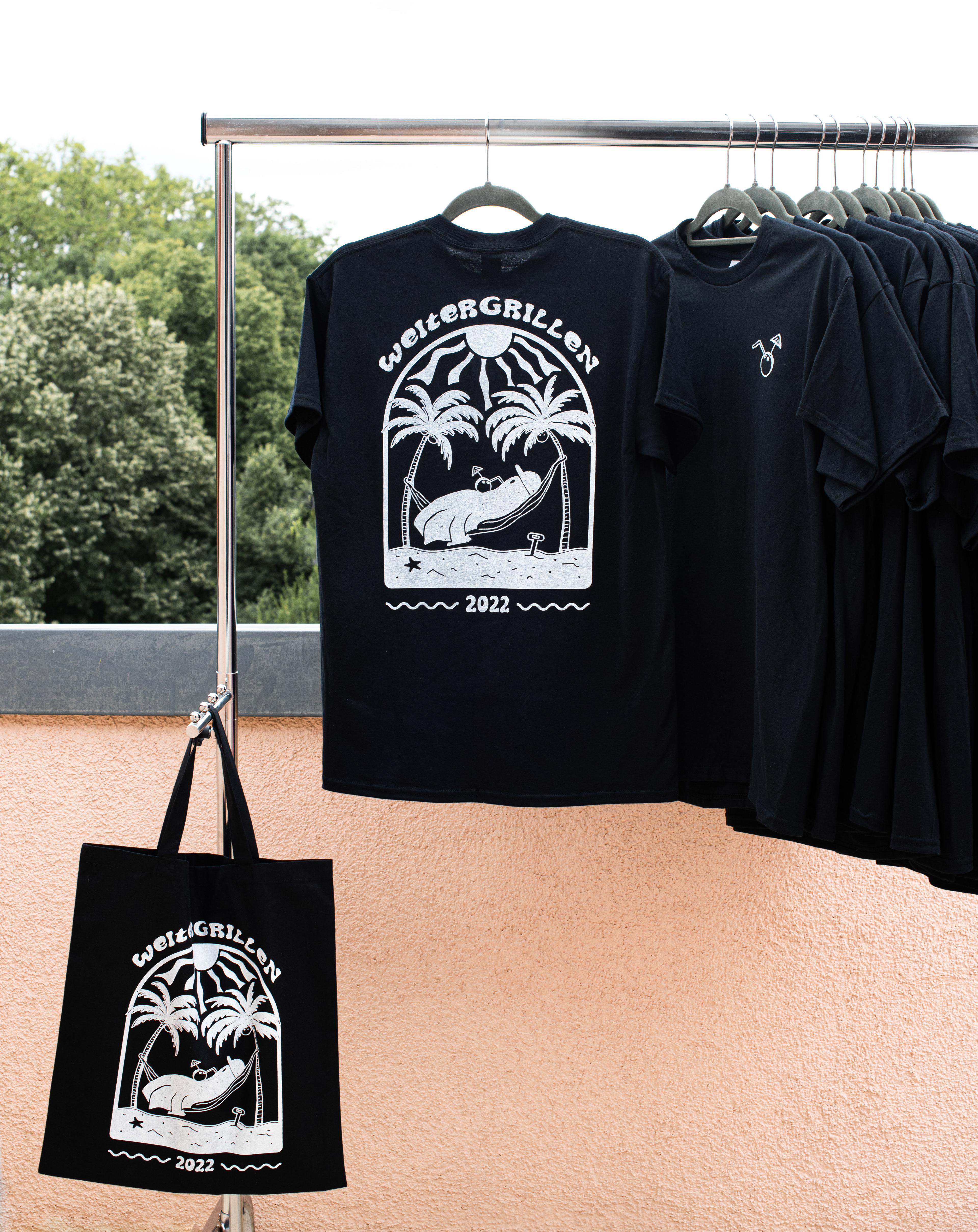 Design und Druck von Shirts und Jutebeutel für den Merch einer Party.