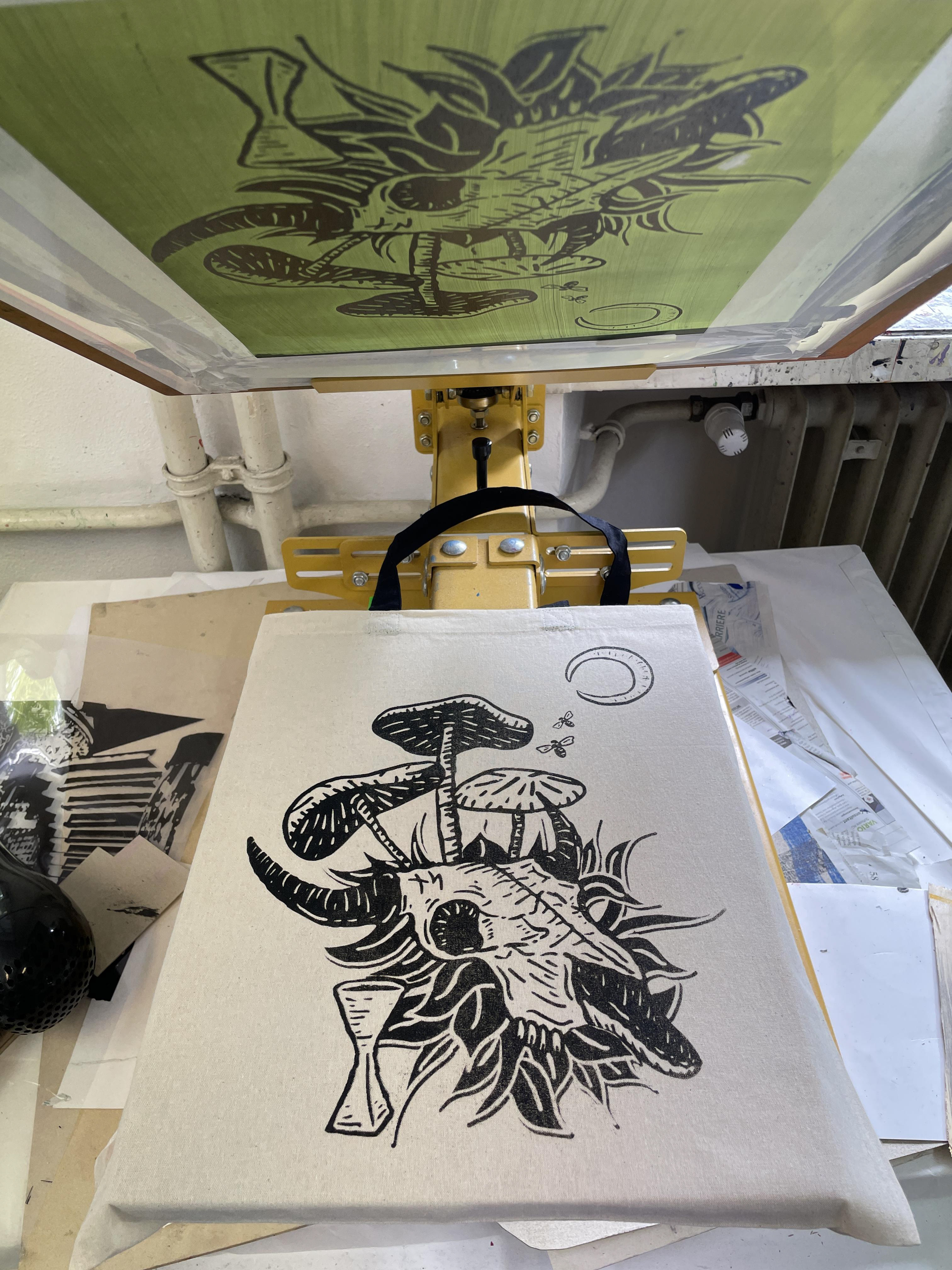 Design und Druck von Jutebeutel für den Merch einer Party.