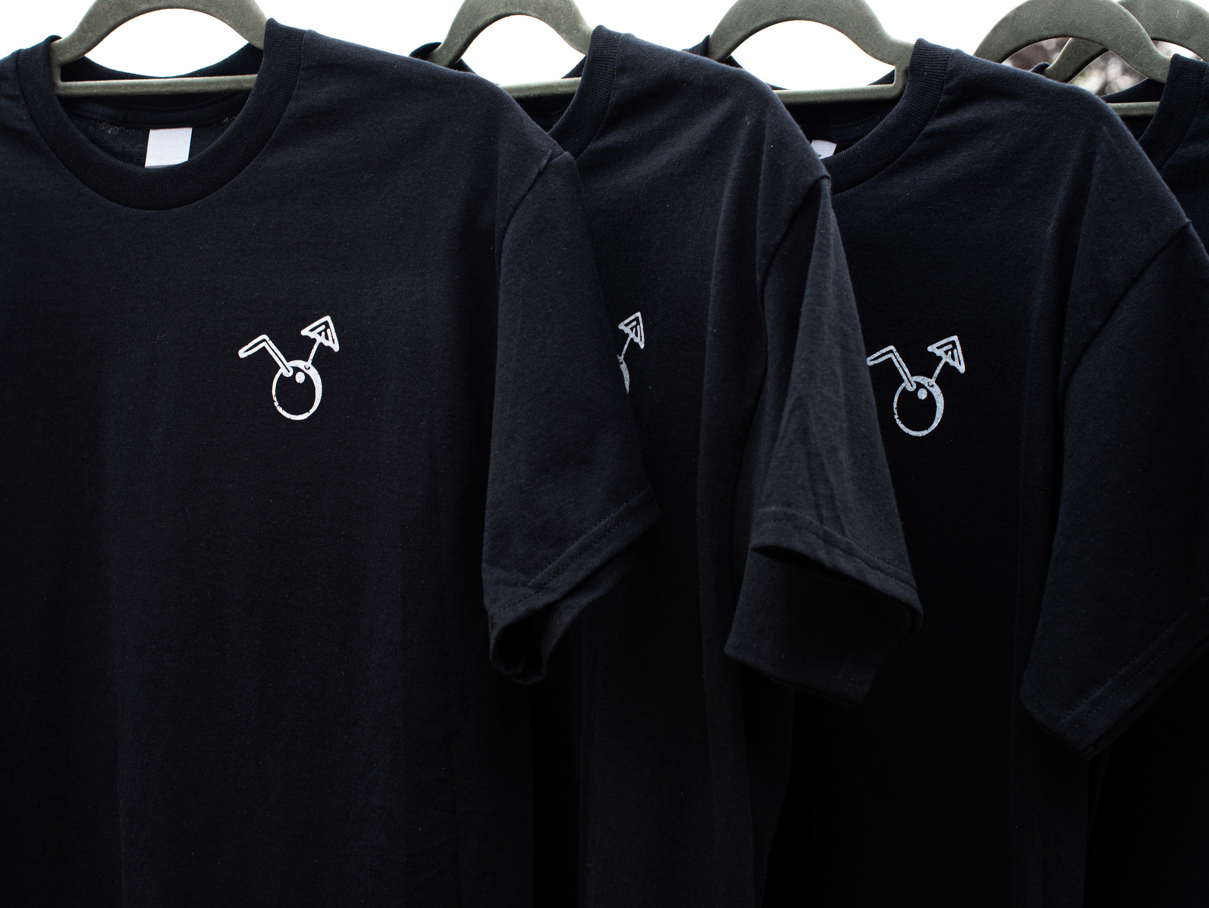 Design und Druck von Shirts und Jutebeutel für den Merch einer Party.