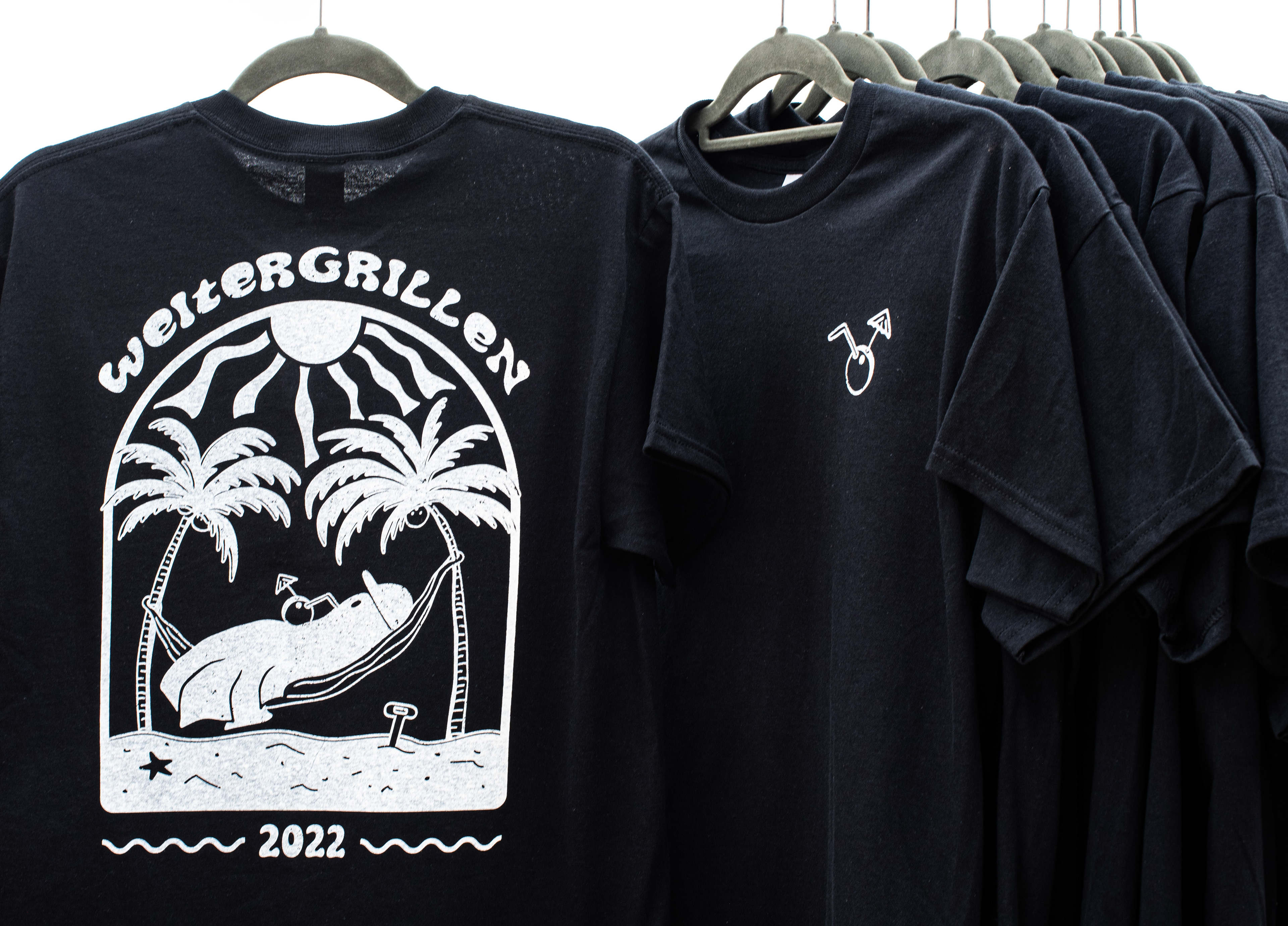 Design und Druck von Shirts und Jutebeutel für den Merch einer Party.