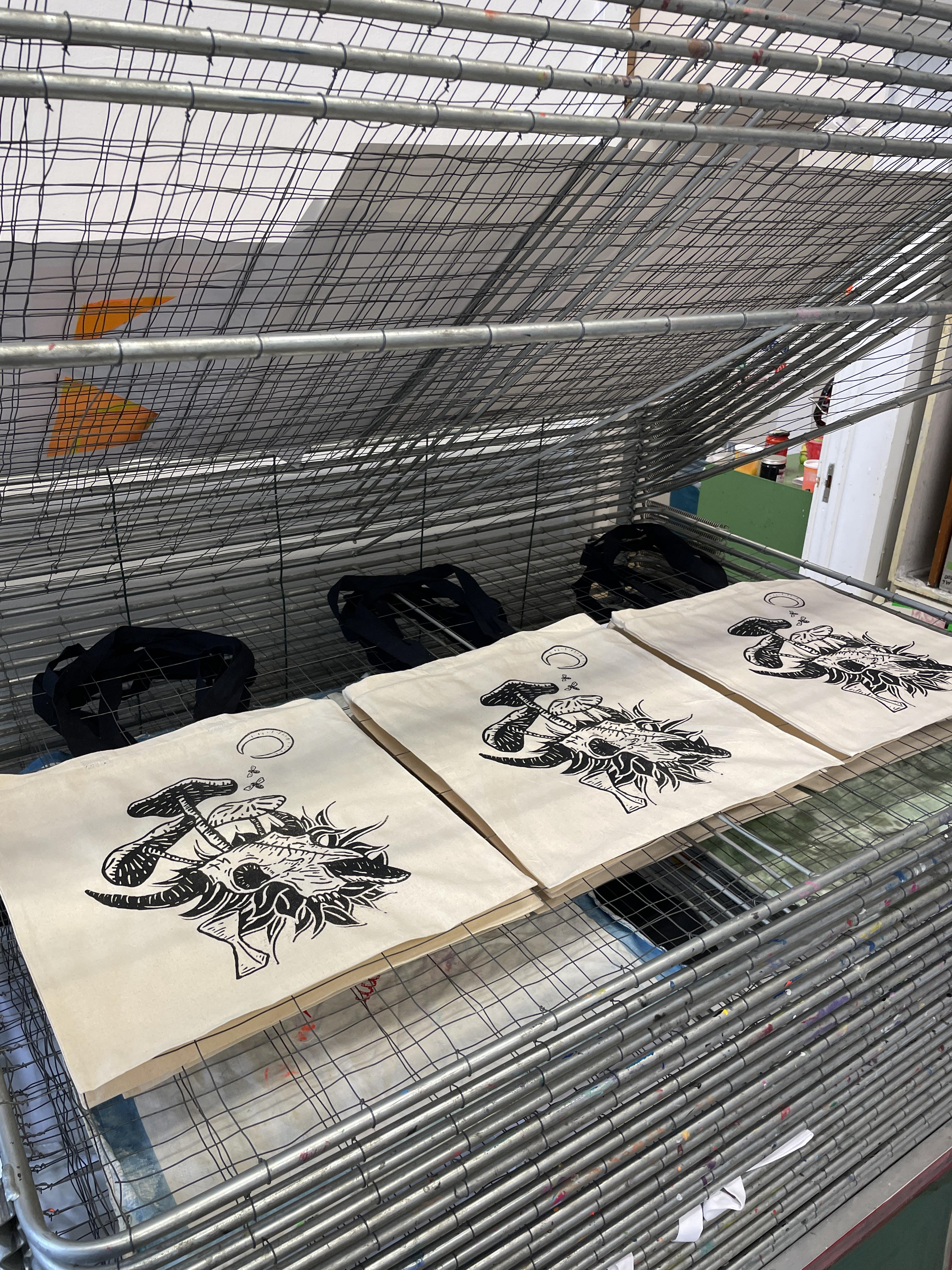 Design und Druck von Jutebeutel für den Merch einer Party.