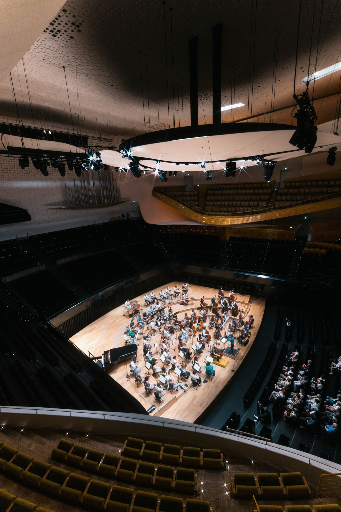 Orchestre de Paris à la Philharmonie de Paris. Anja BihlmaierTruls Mørk - Tower, Dvořák, Tchaïkovski