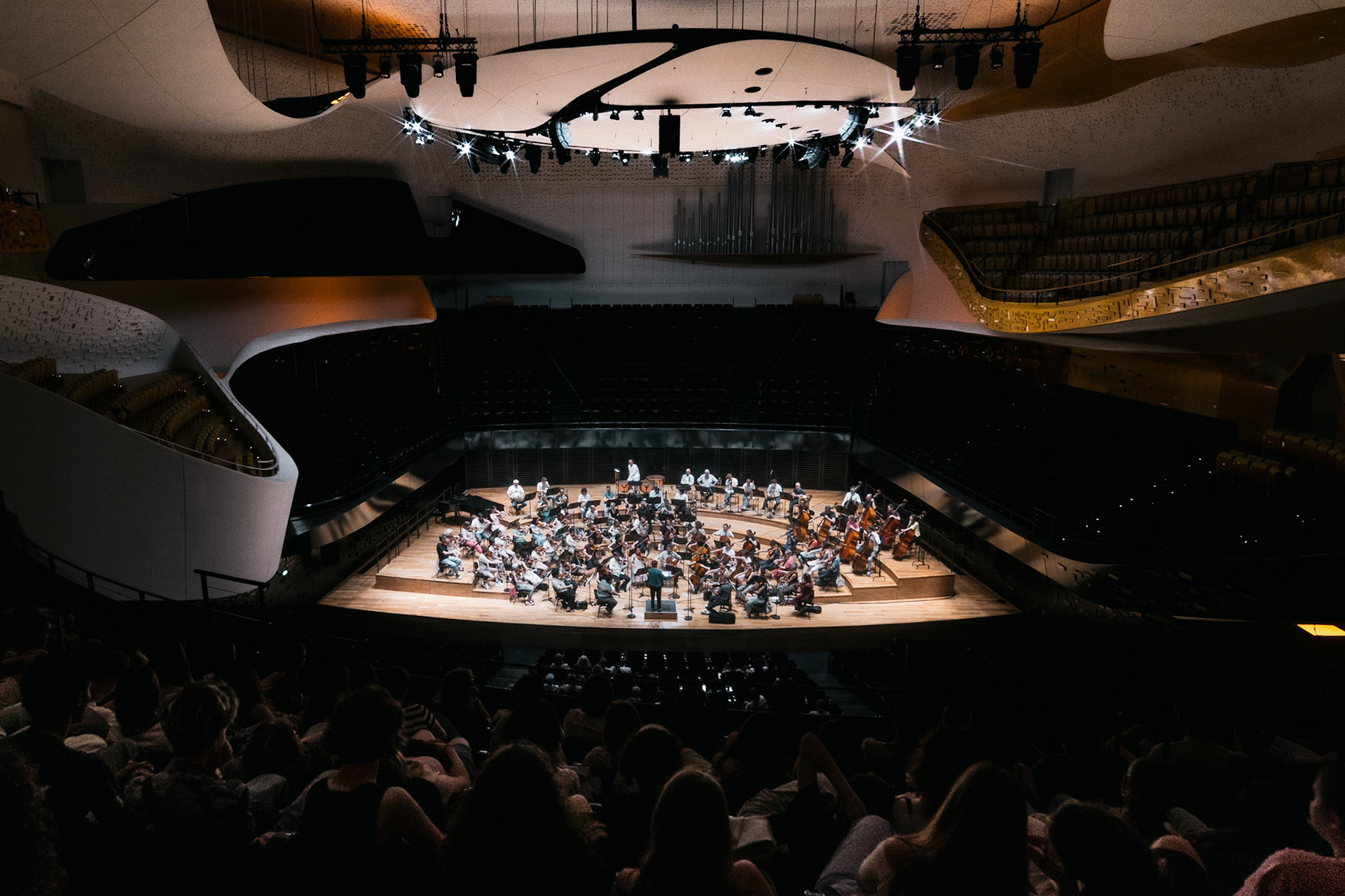Orchestre de Paris à la Philharmonie de Paris. Anja BihlmaierTruls Mørk - Tower, Dvořák, Tchaïkovski