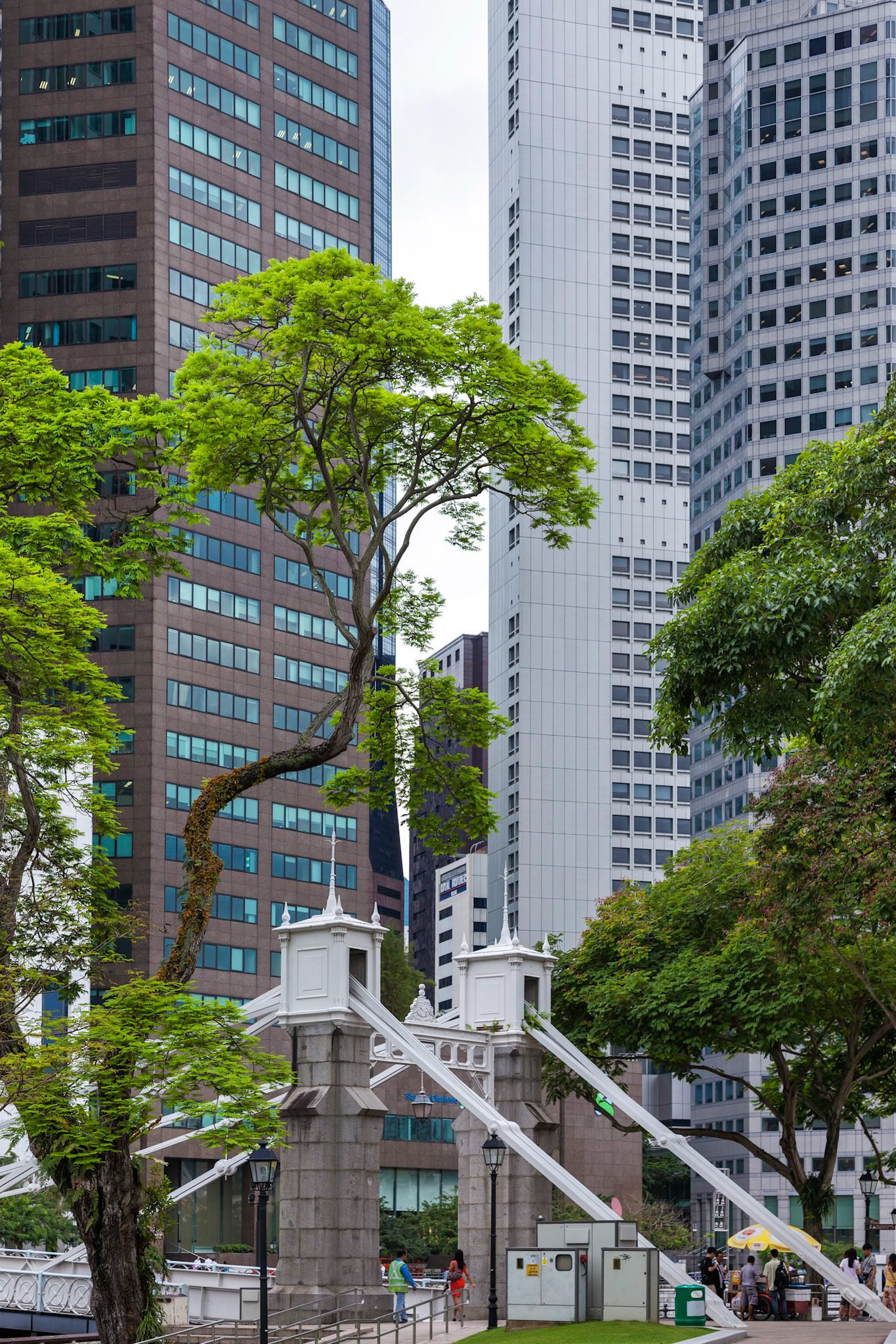 SINGAPORE - FEBRUARY 3 : Street scene in Singapore on February 3, 2012. Unidentified people