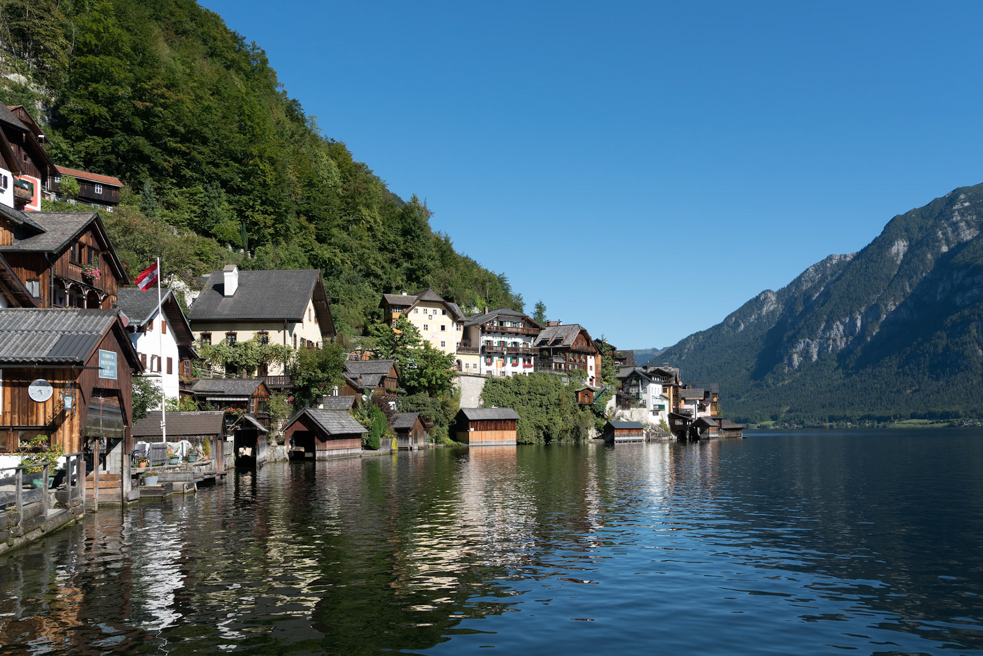HALLSTATT, SALZKAMMERGUT/AUSTRIA - SEPTEMBER 14 : View of the properties around the Lake at Hallstatt on September 14, 2017