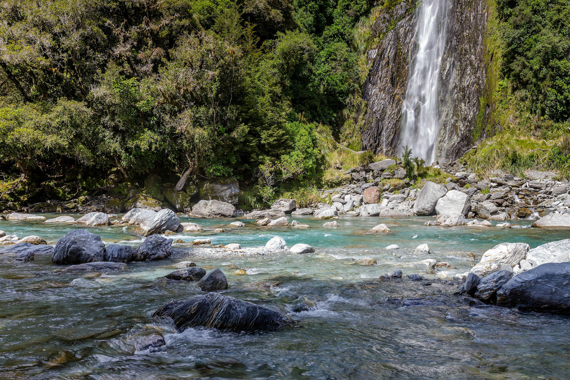 Scenic view of Thunder Creek Falls in New Zealand