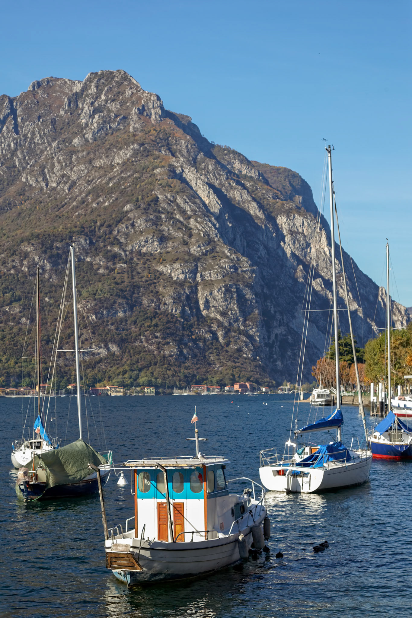 LECCO, ITALY/EUROPE - OCTOBER 29 : View of Boats on Lake Como at Lecco on the Southern Shore of Lake Como in Italy on October 29, 2010