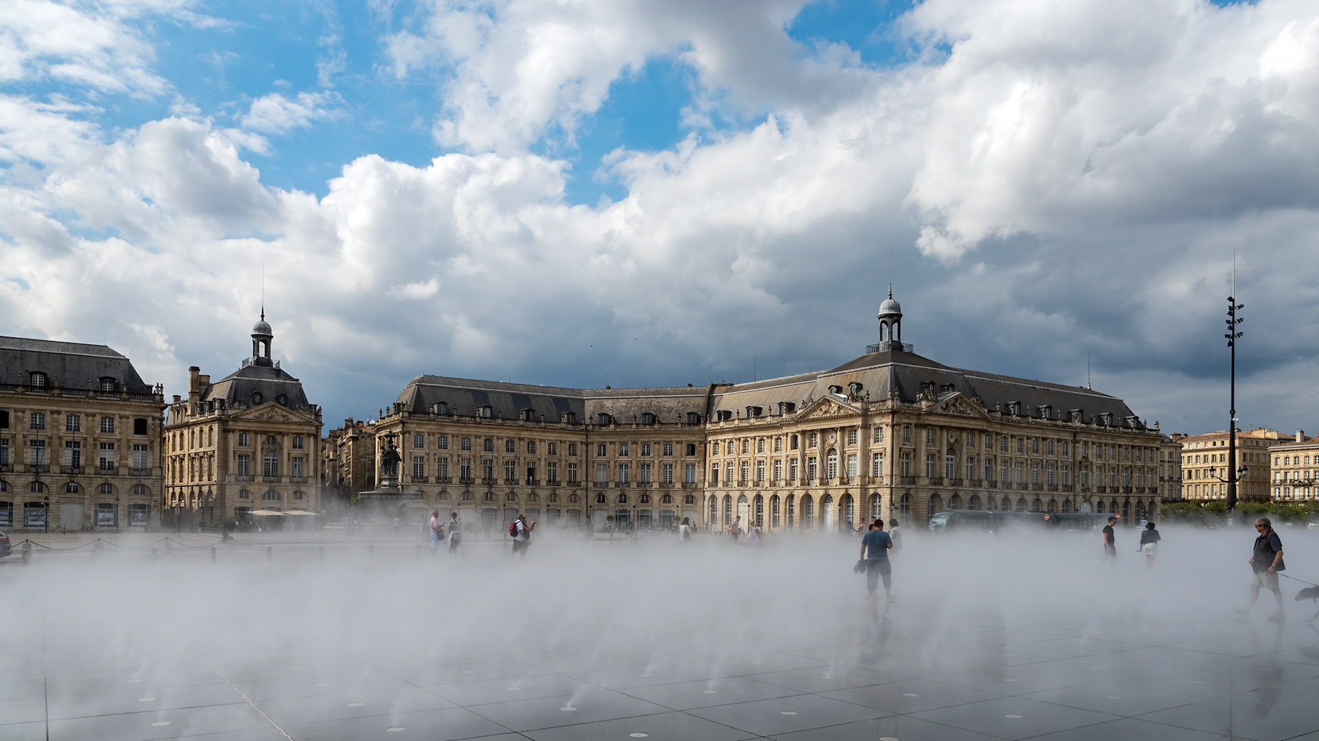 BORDEAUX/FRANCE - SEPTEMBER 19 : Miroir d'Eau at Place de la Bourse in Bordeaux France on September 19, 2016. Unidentified people