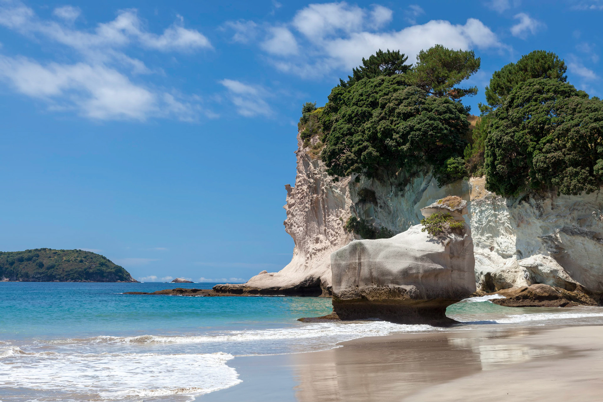 Cathedral Cove beach near Hahei in New Zealand