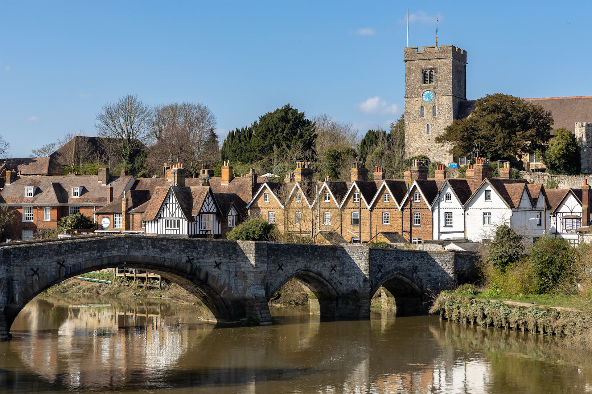AYLESFORD, KENT/UK - MARCH 24 : View of the 14th century bridge and St Peter's church at Aylesford on March 24, 2019
