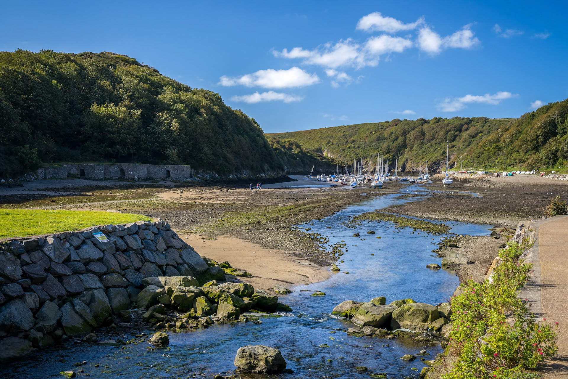 SOLVA, PEMBROKESHIRE/UK - SEPTEMBER 13 : Yachts on the mud  at Solva in Pembrokeshire on September 13, 2019