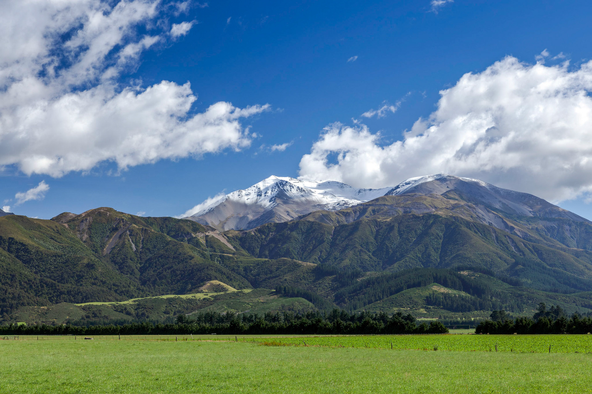 Scenic view of the countryside around Mount Hutt in New Zealand