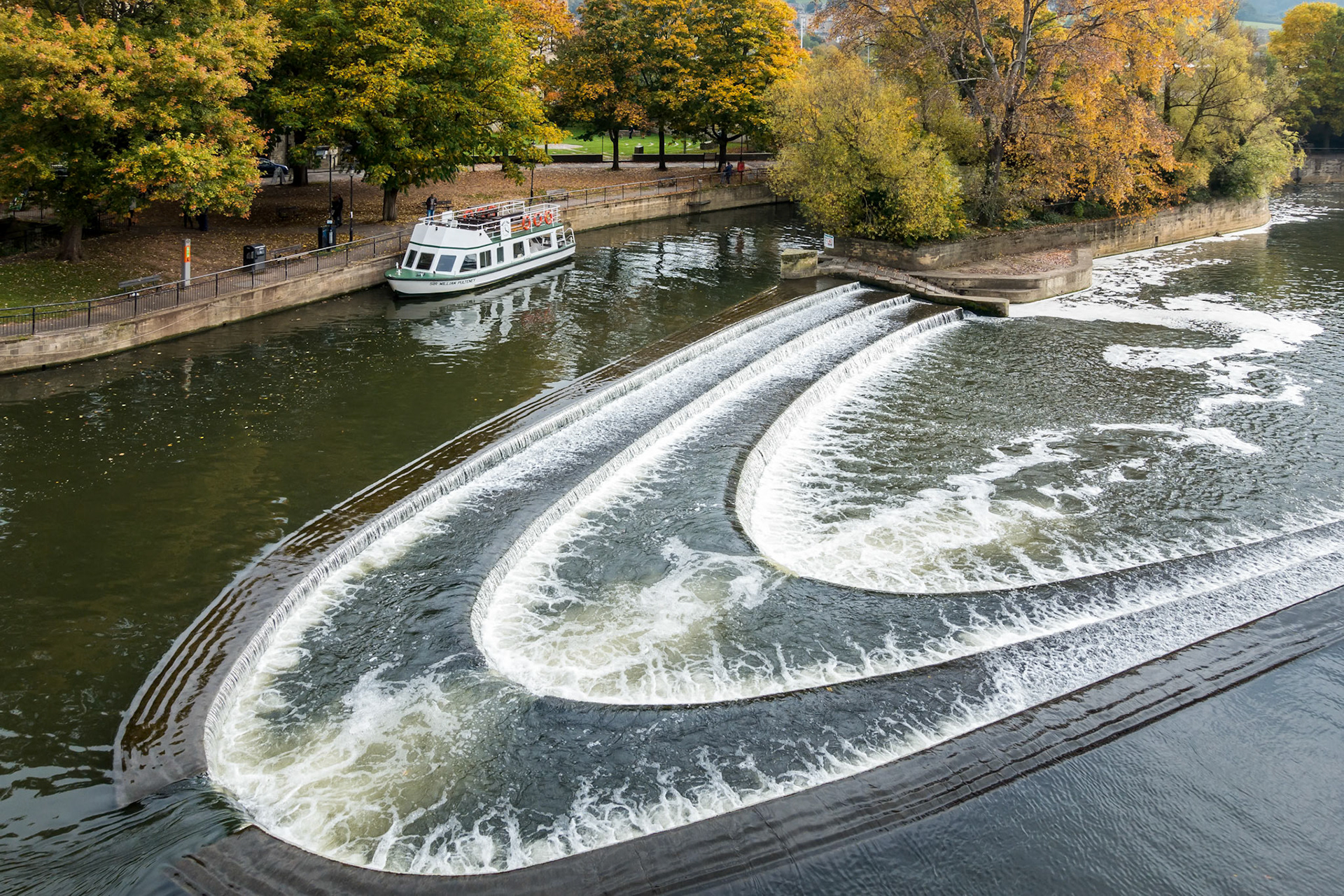 Tour Boat near the Weir next to Pulteney Bridge in Bath