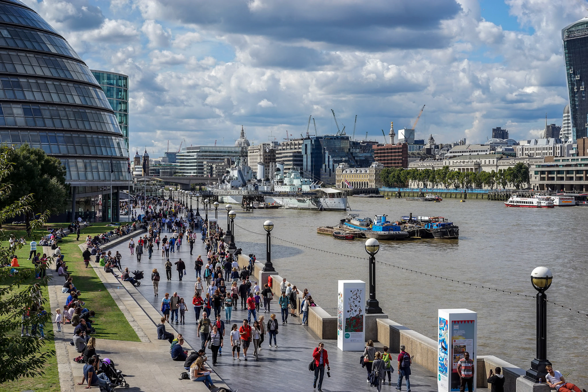 View of City Hall London and Promenade