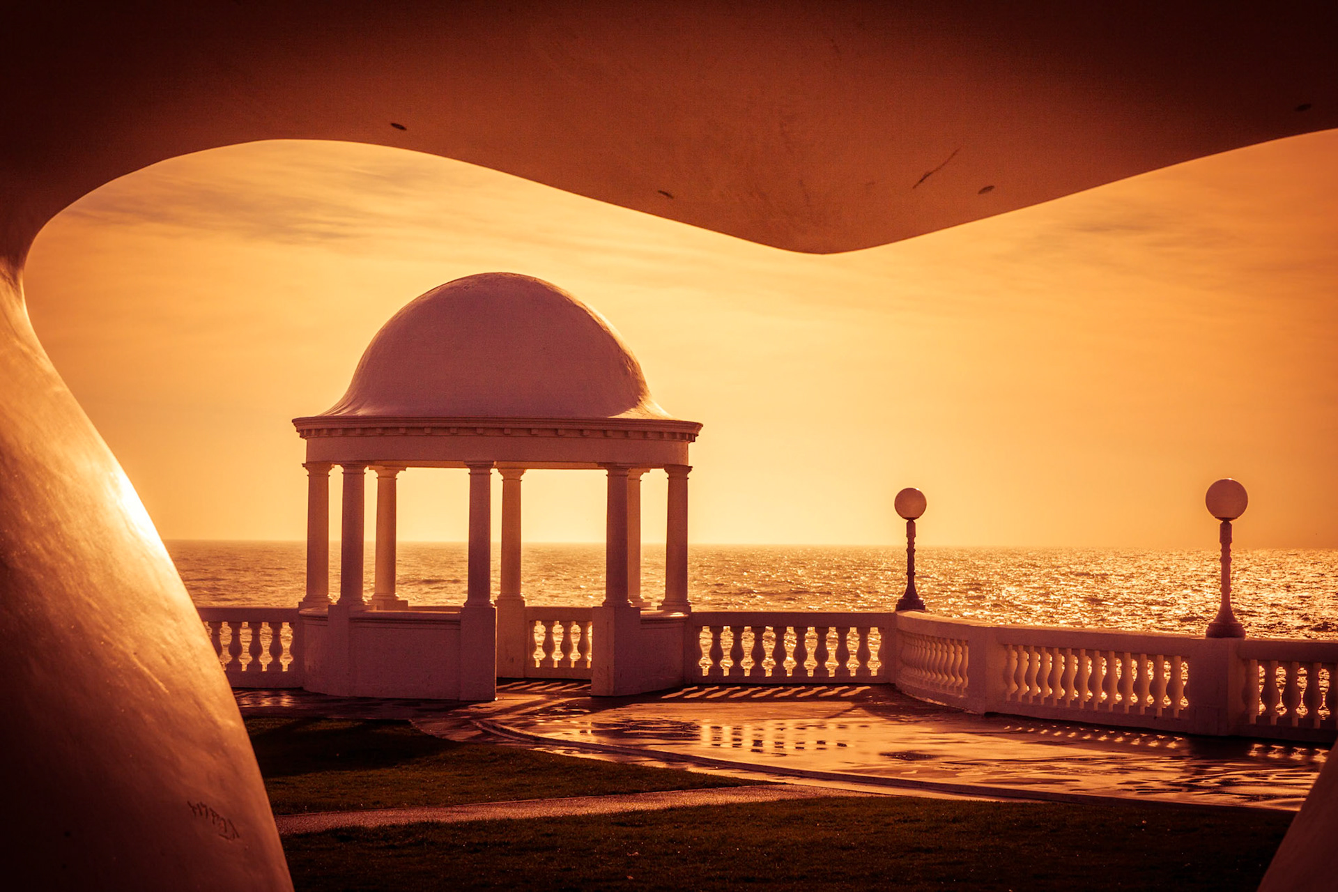 BEXHILL-ON-SEA, EAST SUSSEX/UK - JANUARY 11 : Colonnade in Grounds of De La Warr Pavilion in Bexhill-On-Sea on January 11, 2009
