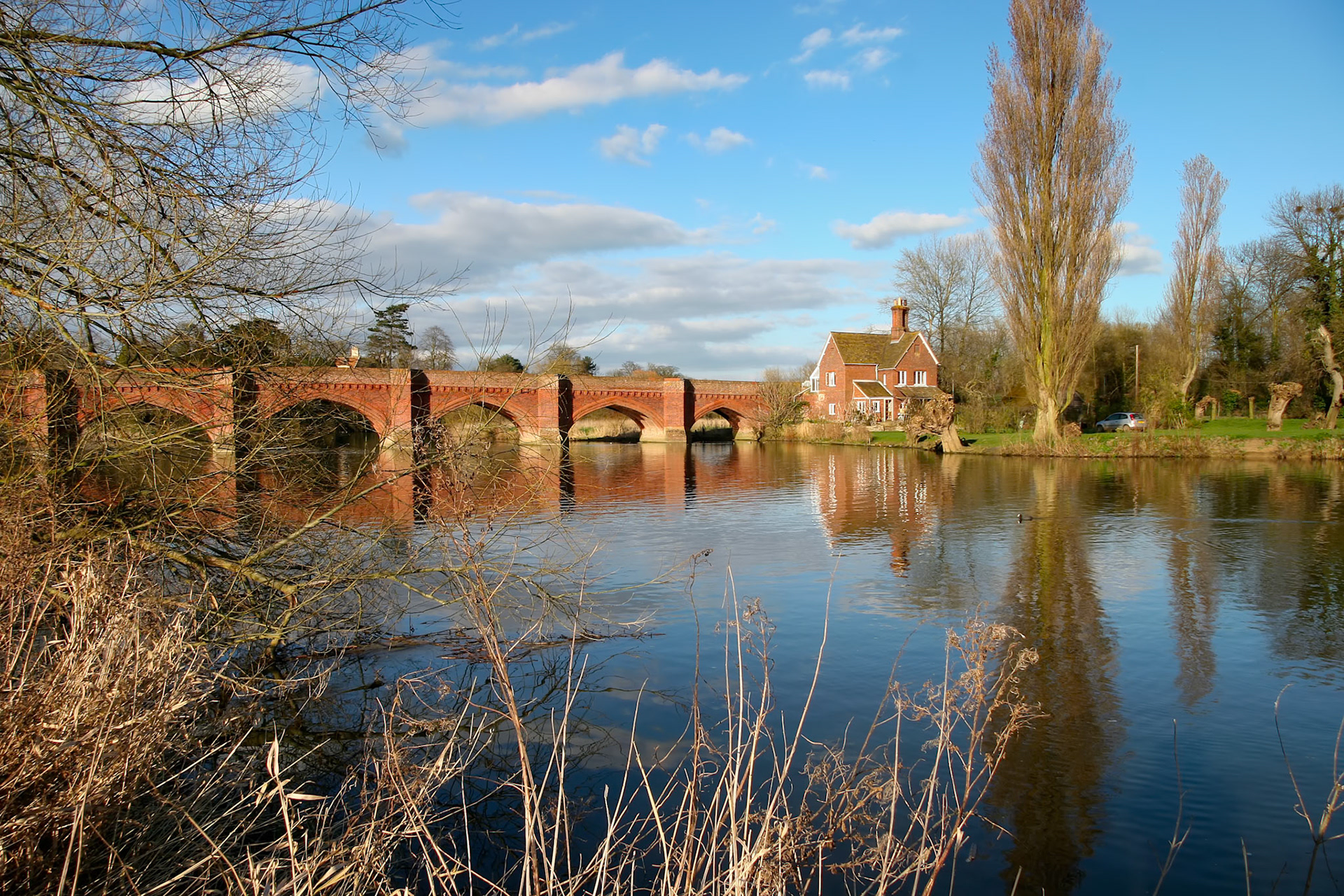 CLIFTON HAMPDEN, OXFORDSHIRE/UK - MARCH 25 : View of the arches of Clifton Hampden bridge Oxfordshire on March 25, 2005