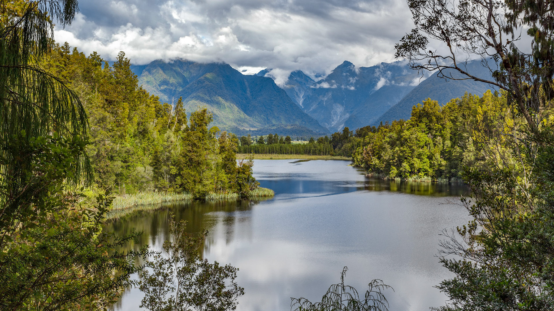 Scenic view of Lake Matheson in New Zealand in summertime