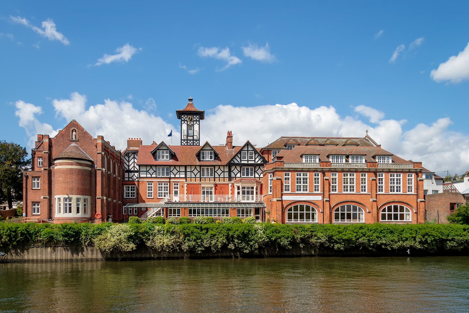 TWICKENHAM, MIDDLESEX/UK - MAY 8 : St James Independent School for Boys at Twickenham Middlesex on May 8, 2005
