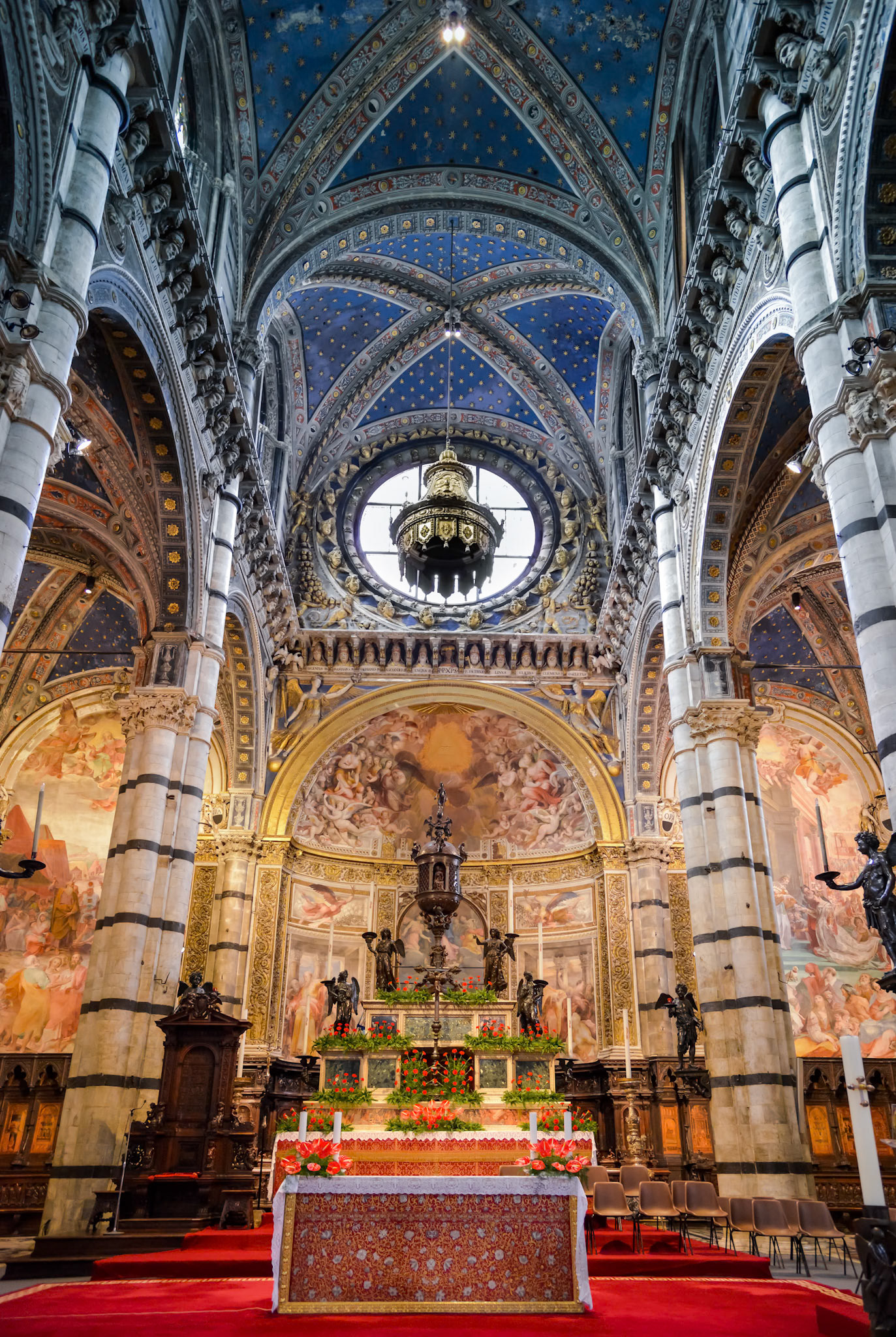 SIENA, TUSCANY/ITALY - MAY 18 : Interior view of  Siena Cathedral in Siena on May 18, 2013
