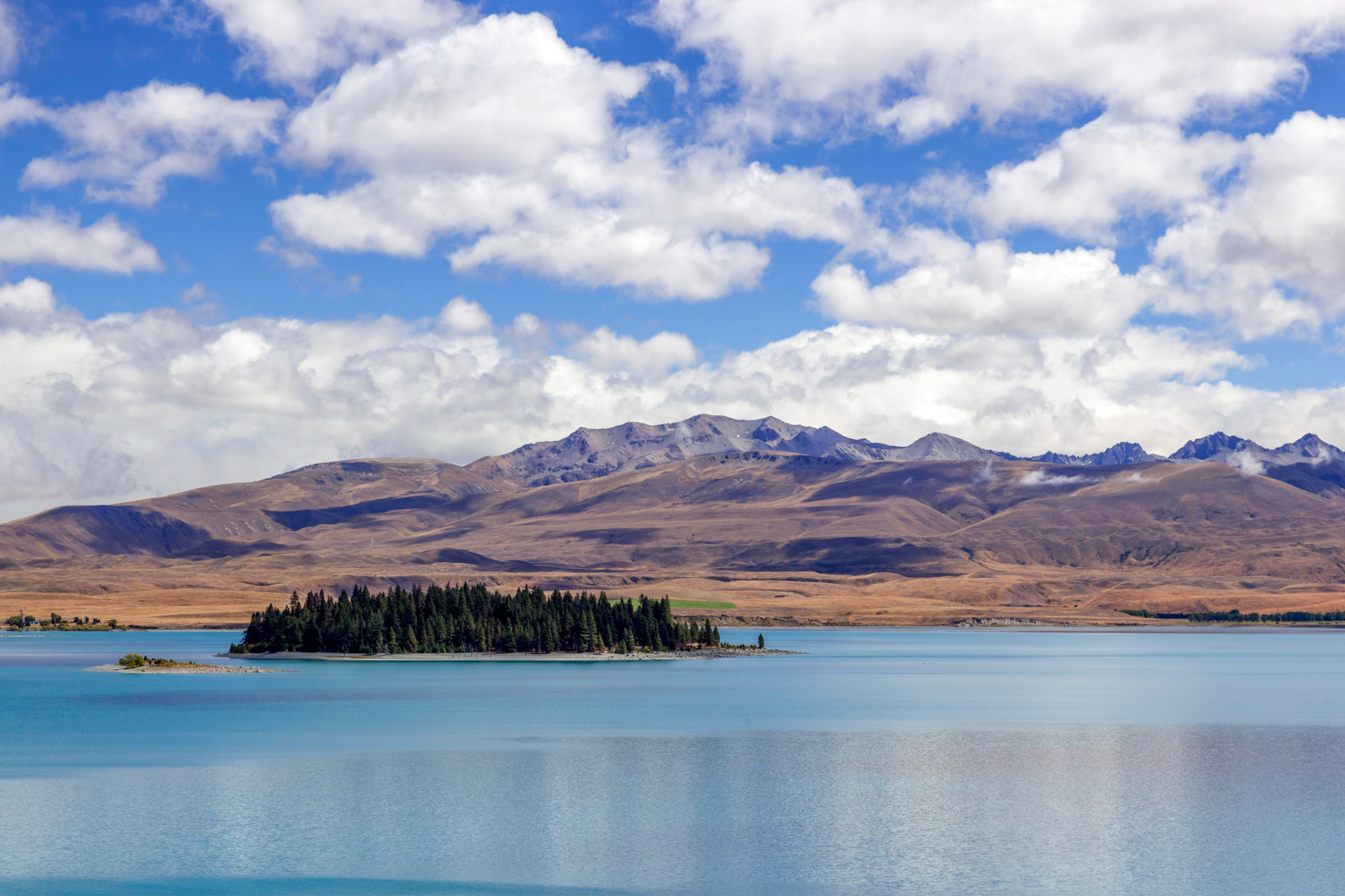 Scenic view of colourful Lake Tekapo