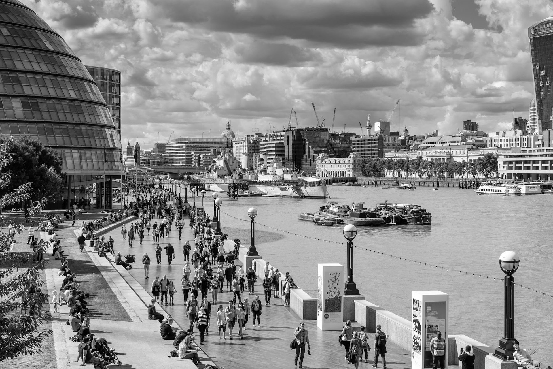View of City Hall London and Promenade