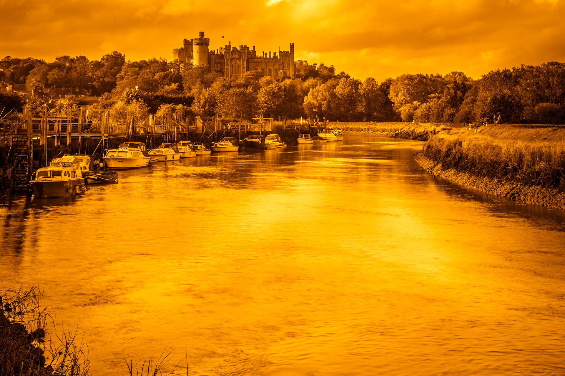ARUNDEL, WEST SUSSEX/UK - SEPTEMBER 25 : View up to Arundel Castle in Arundel  West Sussex on September 25, 2011