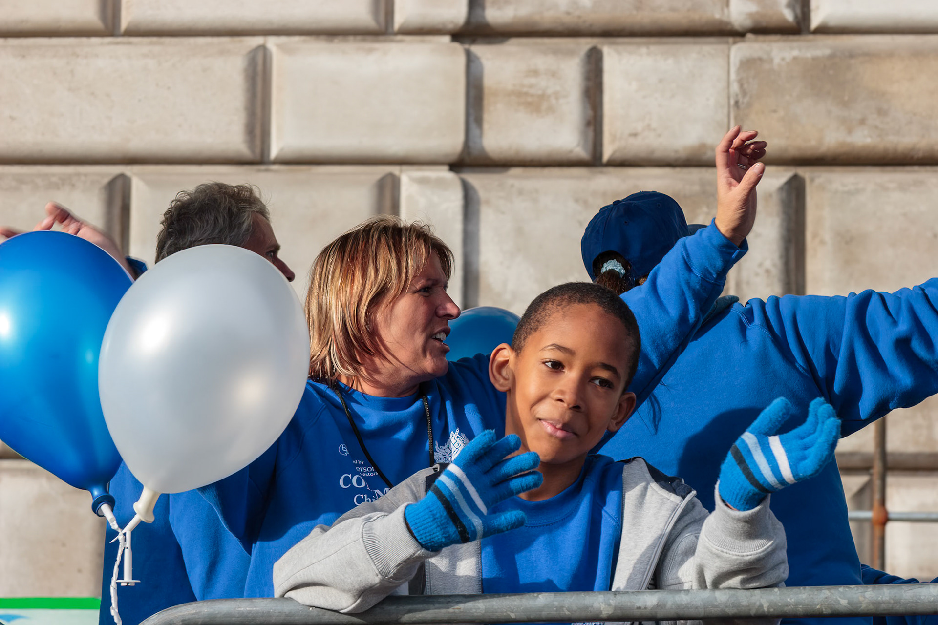 LONDON - NOVEMBER 12 : People enjoying the Lord Mayor's Show in London on November 12, 2005. Four unidentified people