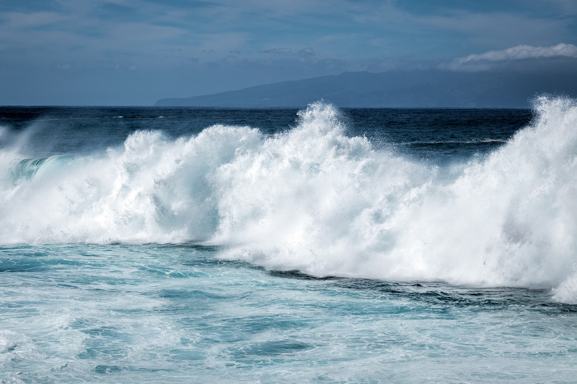 Massive wave breaking on the coast of Tenerife