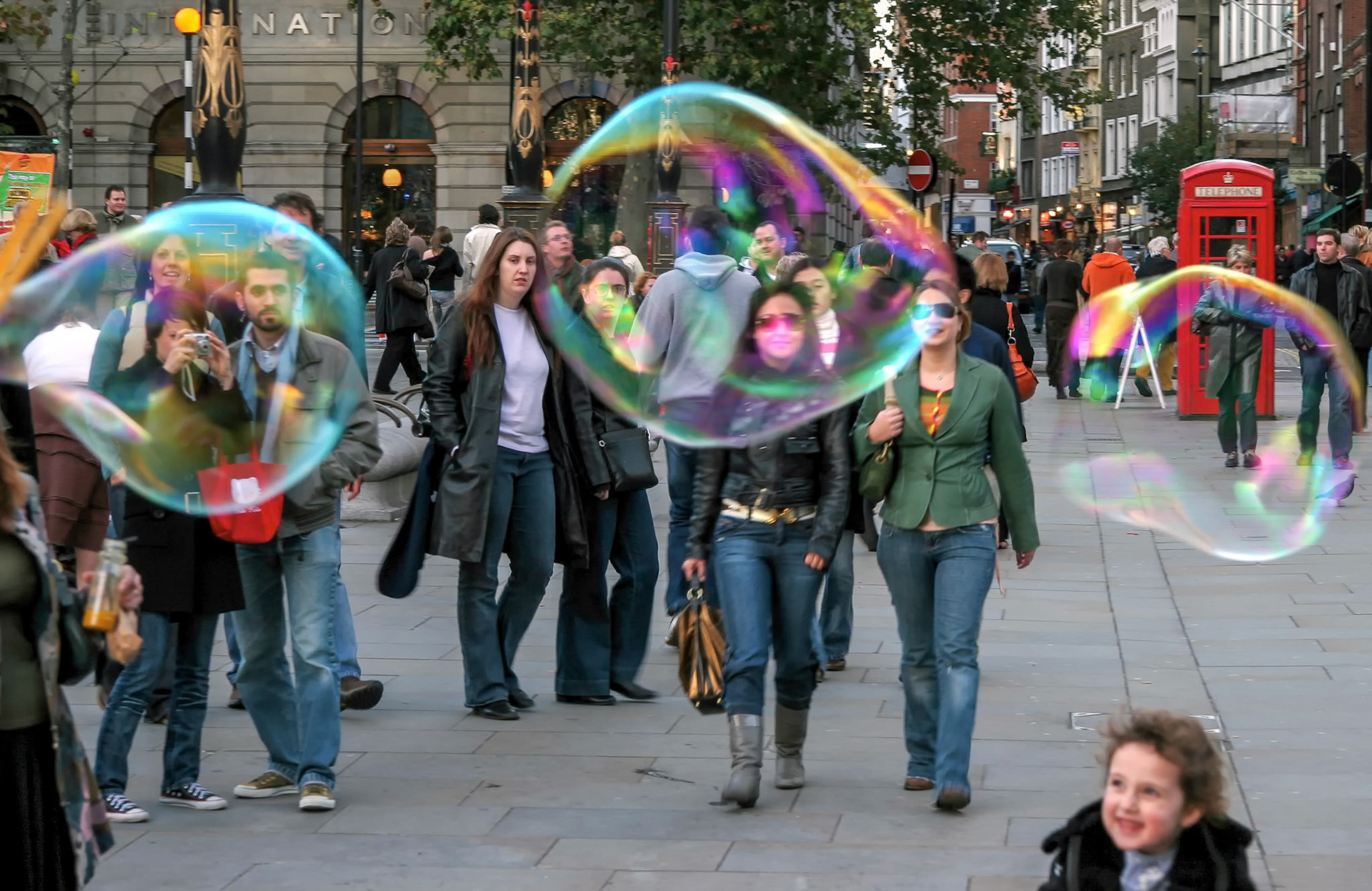 Watching the Crowd through Bubbles Created by a Street Entertainer