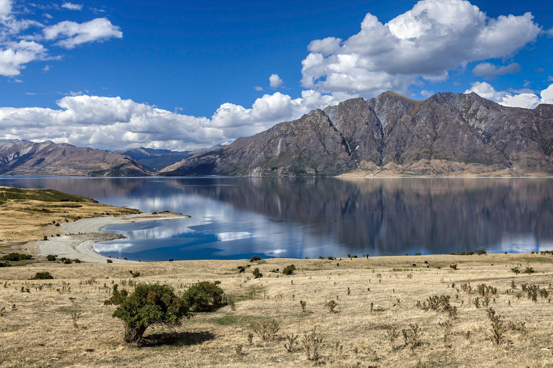 Scenic view of Lake Hawea