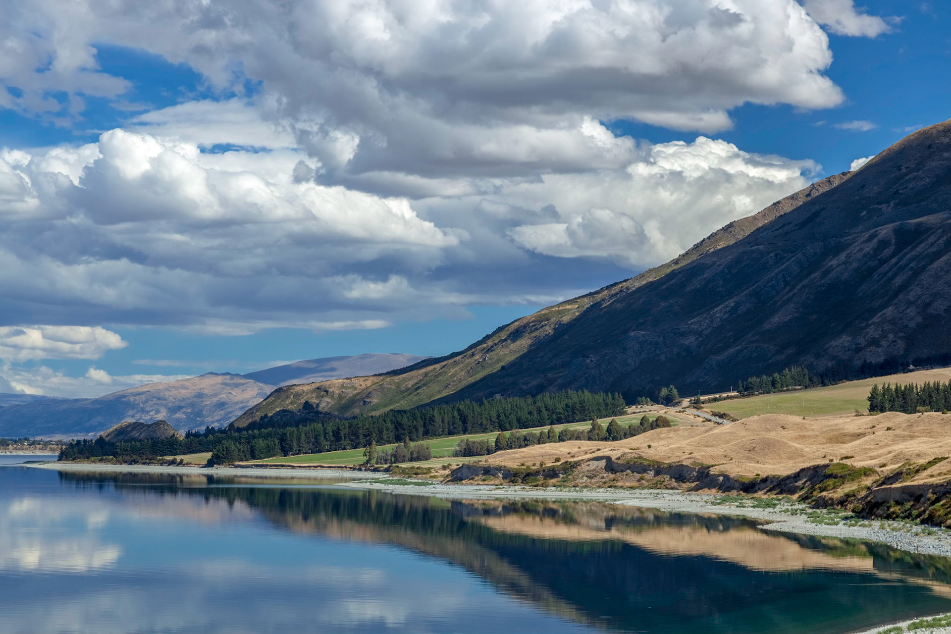 Scenic view of Lake Hawea