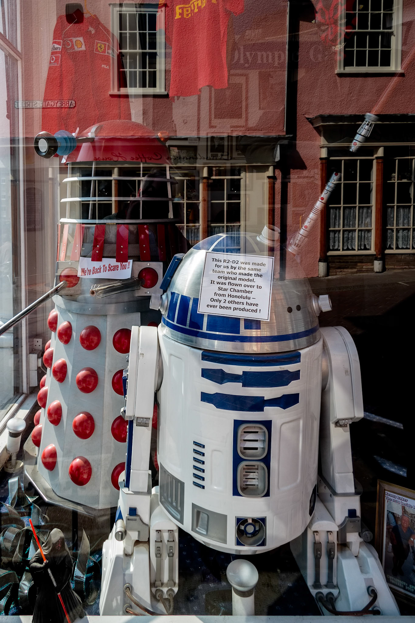 BURY ST EDMUNDS, SUFFOLK/UK - APRIL 24 : R2-D2 and a Dalek replica on display in a shop window in Bury St Edmunds, Suffolk on April 24, 2005