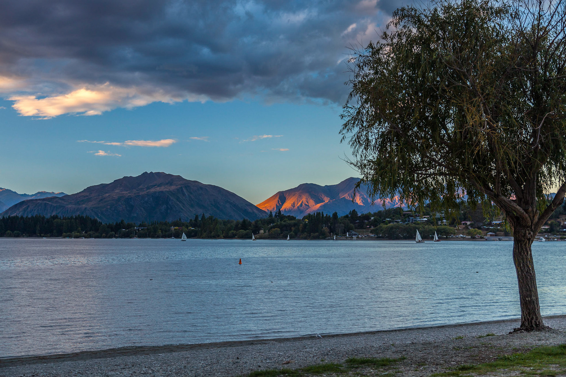 Sailing on Lake Wanaka
