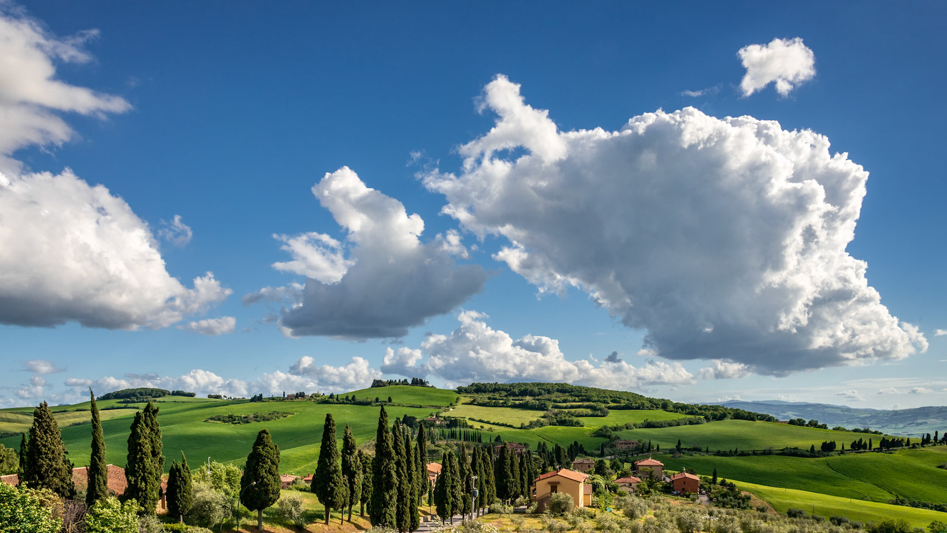 VAL D'ORCIA, TUSCANY/ITALY - MAY 19 : Farmland in Val d'Orcia Tuscany on May 19, 2013