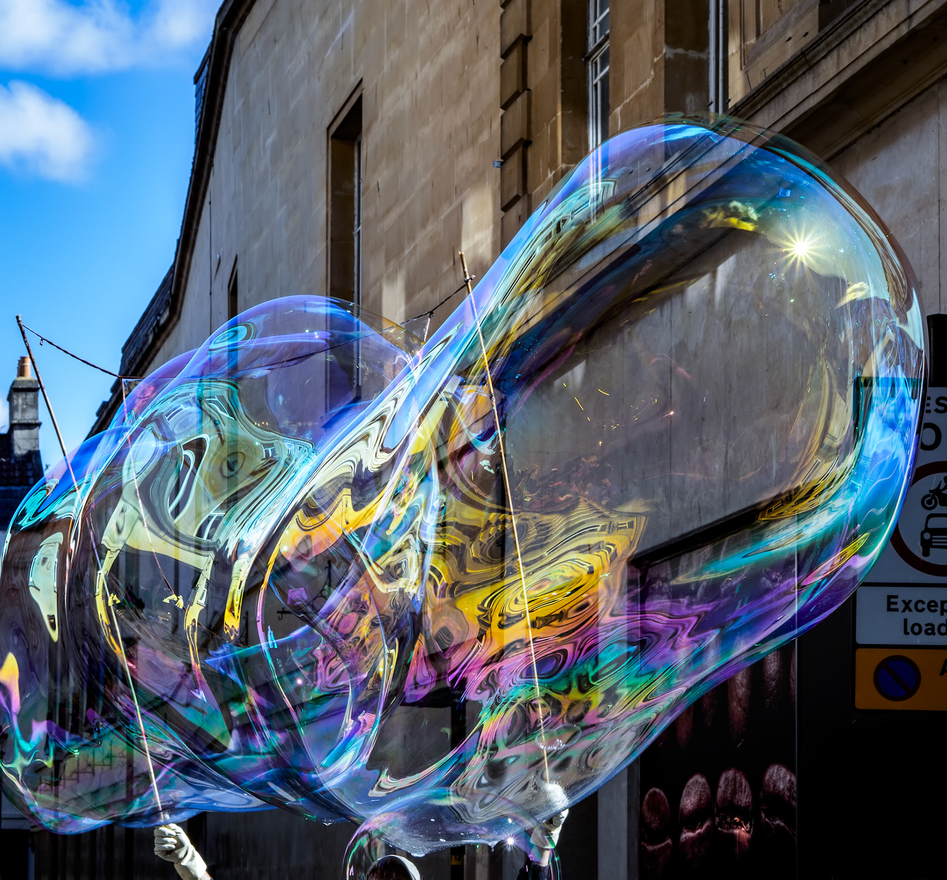 BATH, SOMERSET/UK - OCTOBER 2 : Bubblemaker working his magic in Bath on October 2, 2016. One unidentified man