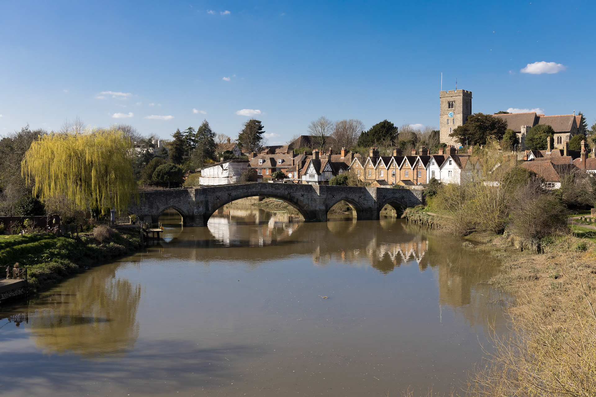 AYLESFORD, KENT/UK - MARCH 24 : View of the 14th century bridge and St Peter's church at Aylesford on March 24, 2019