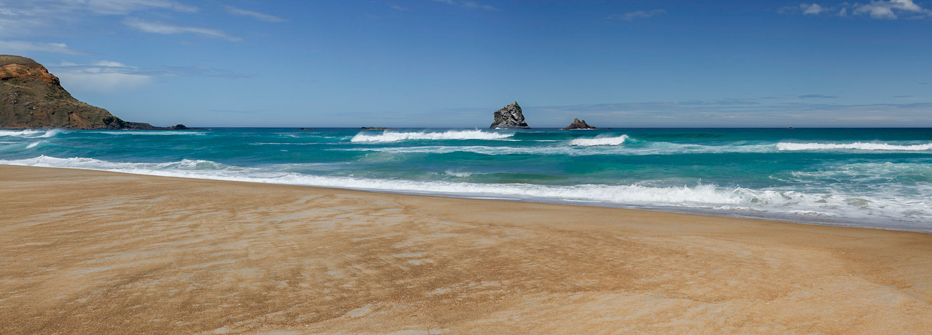 The pristine coastline at Sandfly Bay