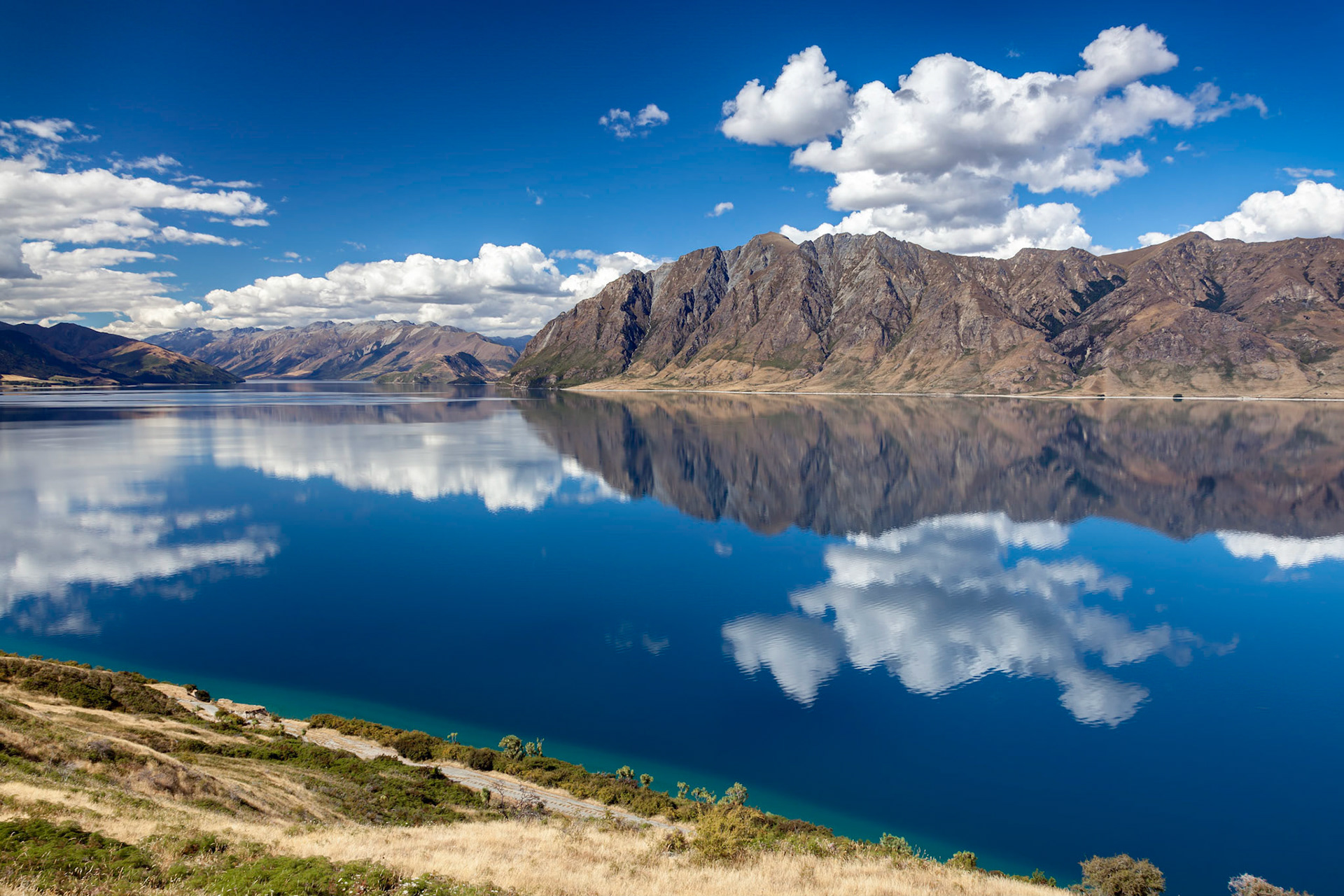Scenic view of Lake Hawea