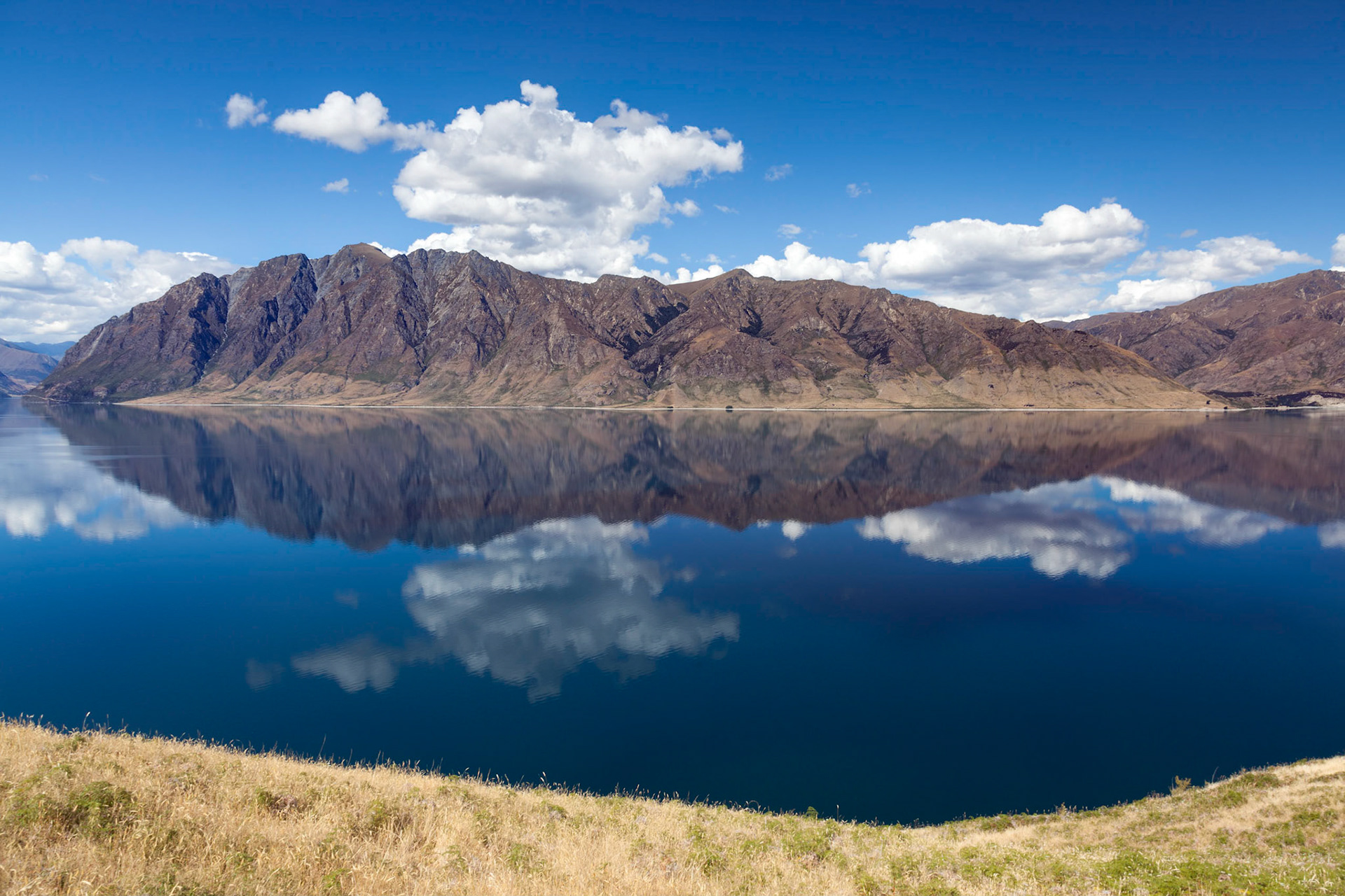 Scenic view of Lake Hawea and distant mountains
