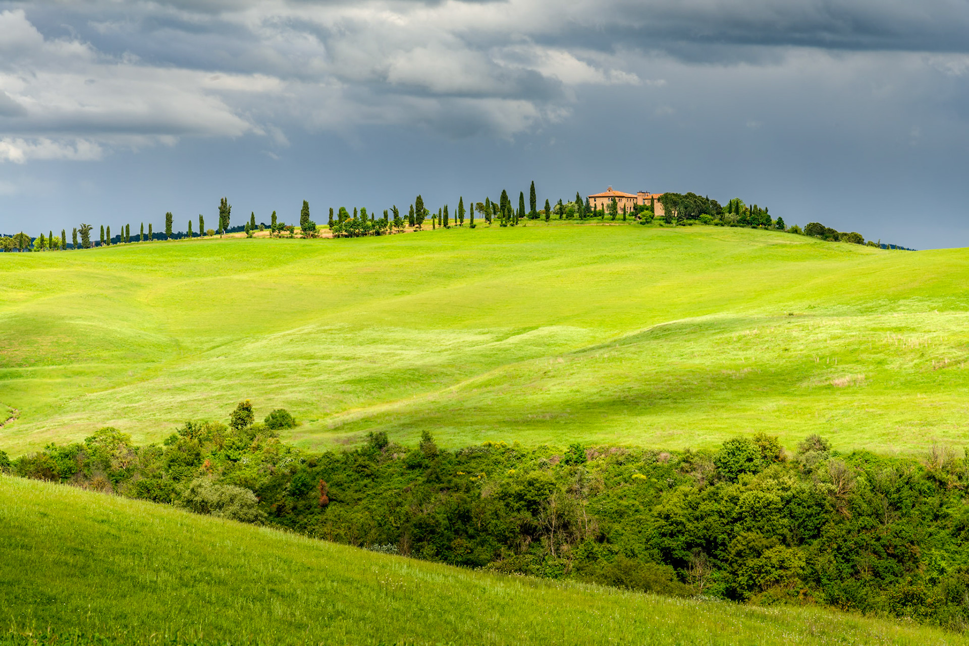 PIENZA, TUSCANY, ITALY - MAY 20 : Verdant rolling landscape and farmhouse in Tuscany on May 20, 2013