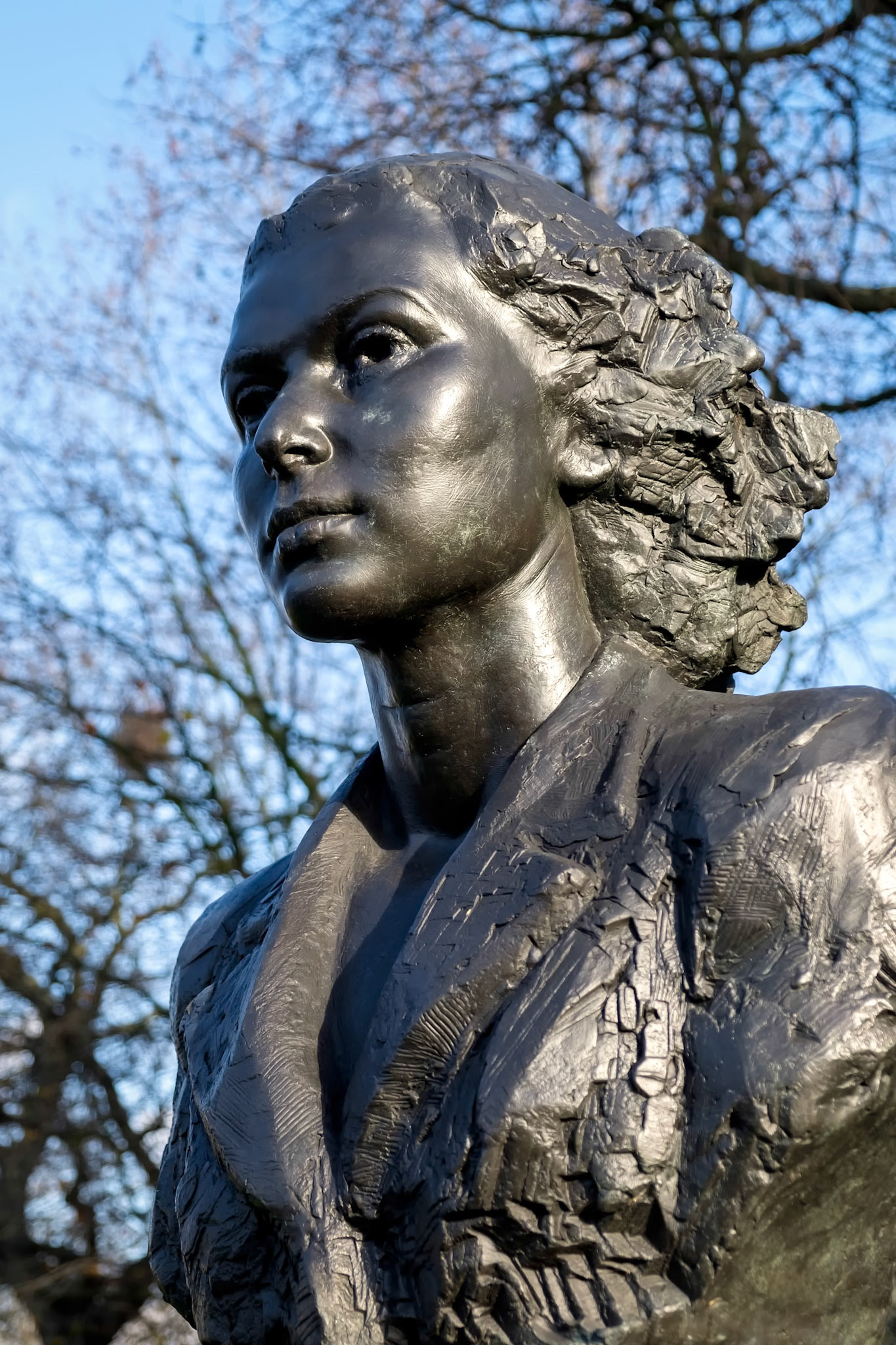 Statue of Violette Szabo in London