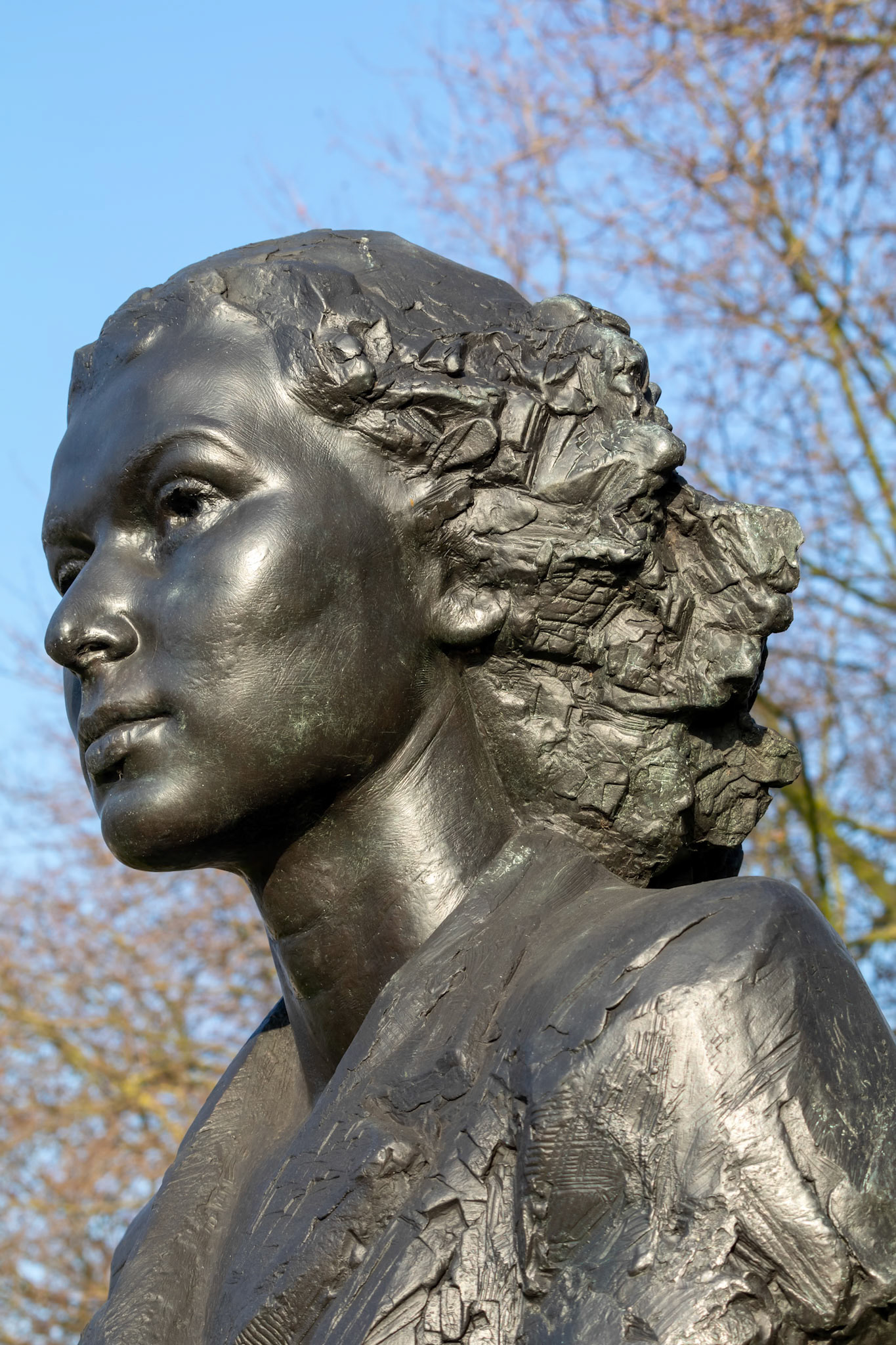 Statue of Violette Szabo in London